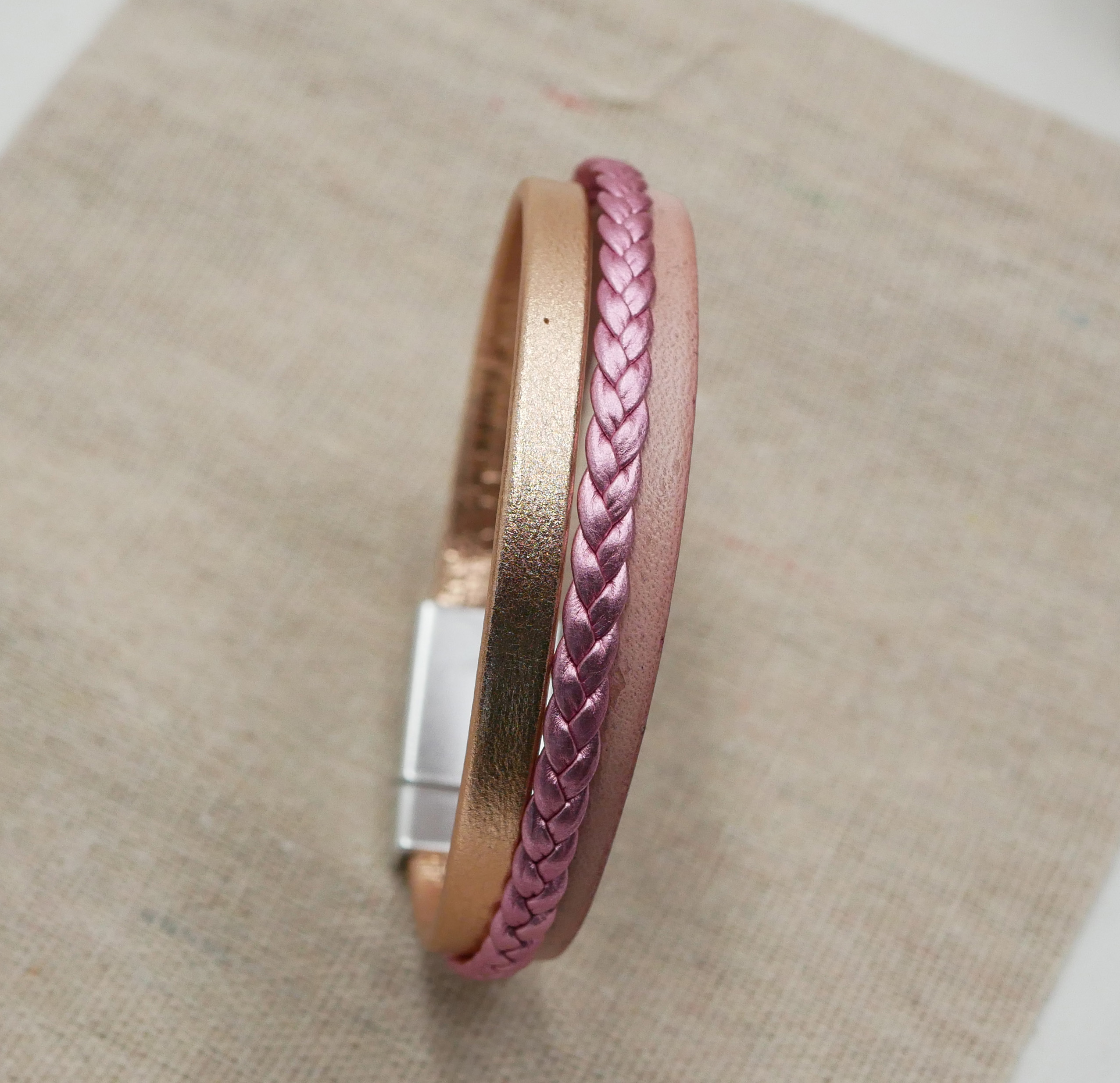 Bracciale in pelle laminata rosa e pesca, personalizzabile