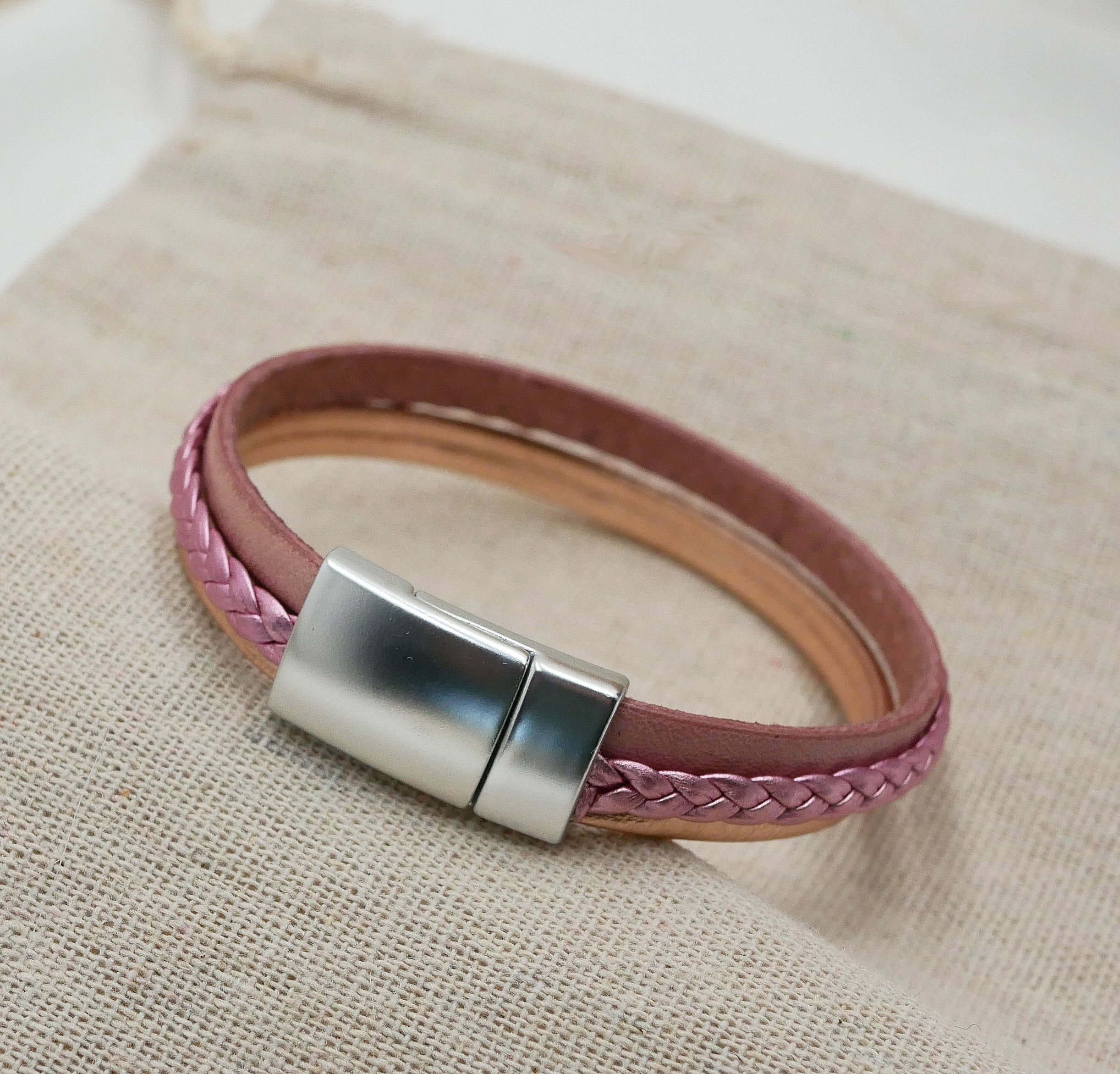 Bracciale in pelle laminata rosa e pesca, personalizzabile