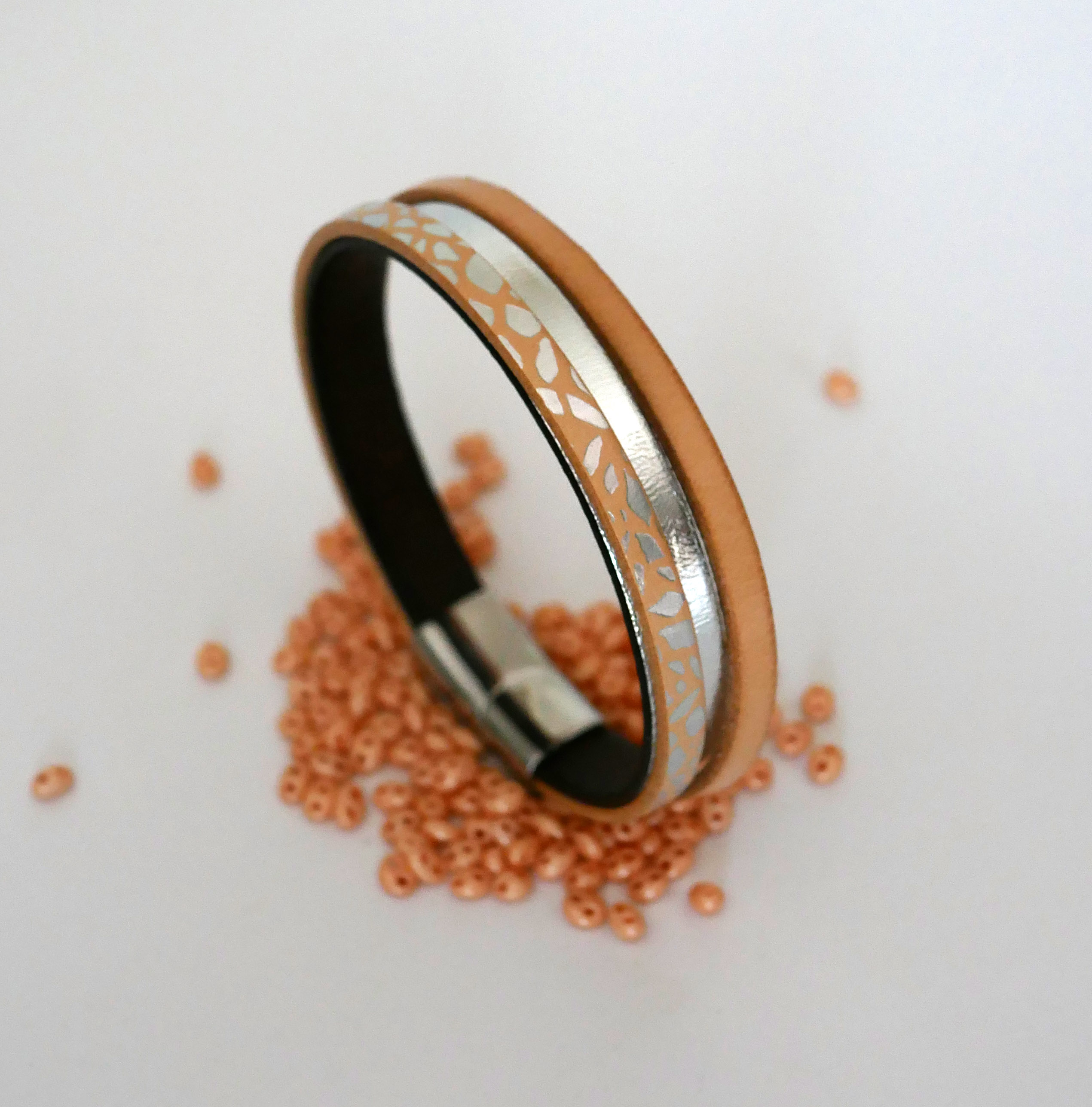 Bracelet manchette femme aux cuirs naturel et argenté 