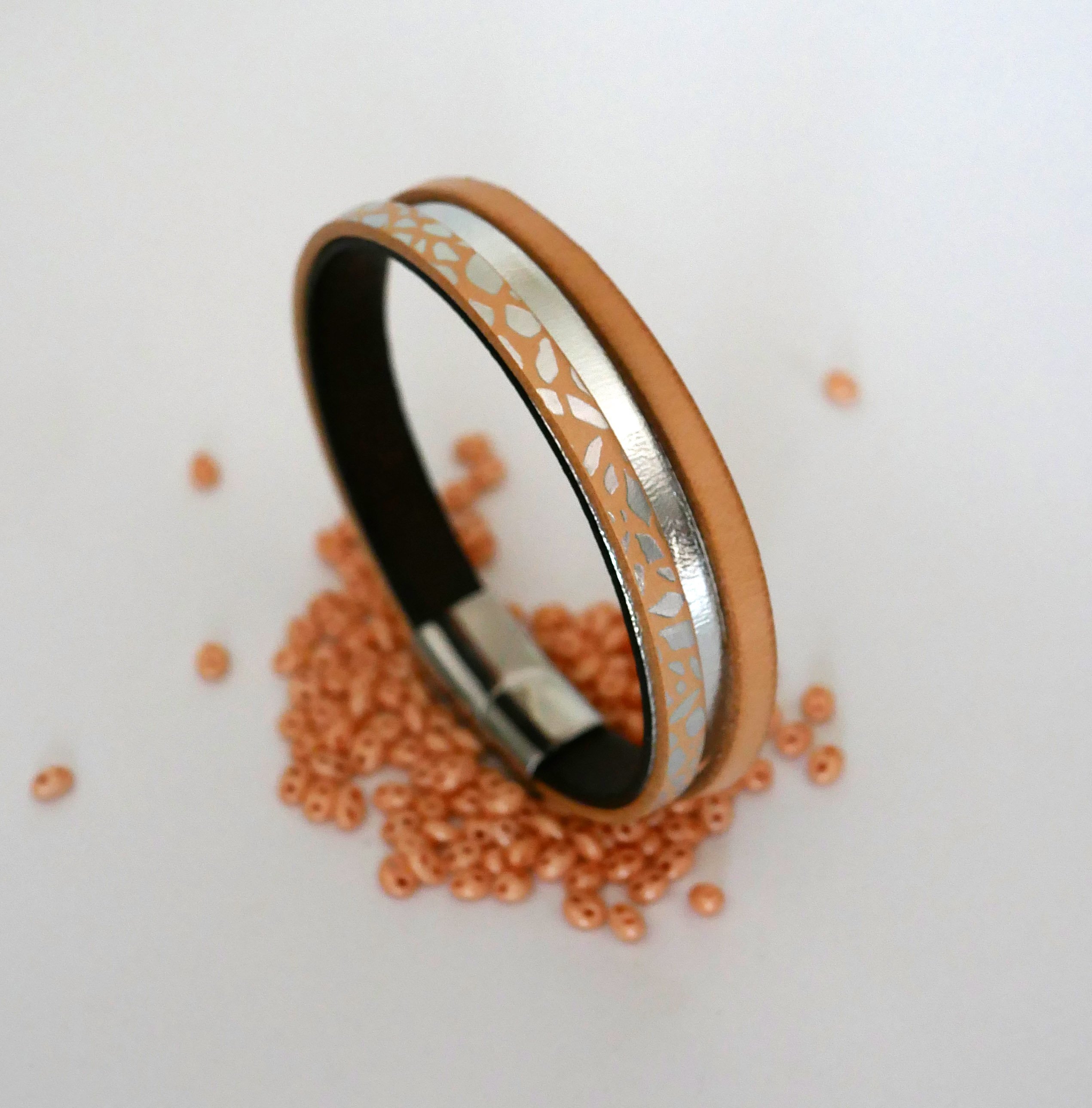 Bracelet manchette femme aux cuirs naturel et argenté 