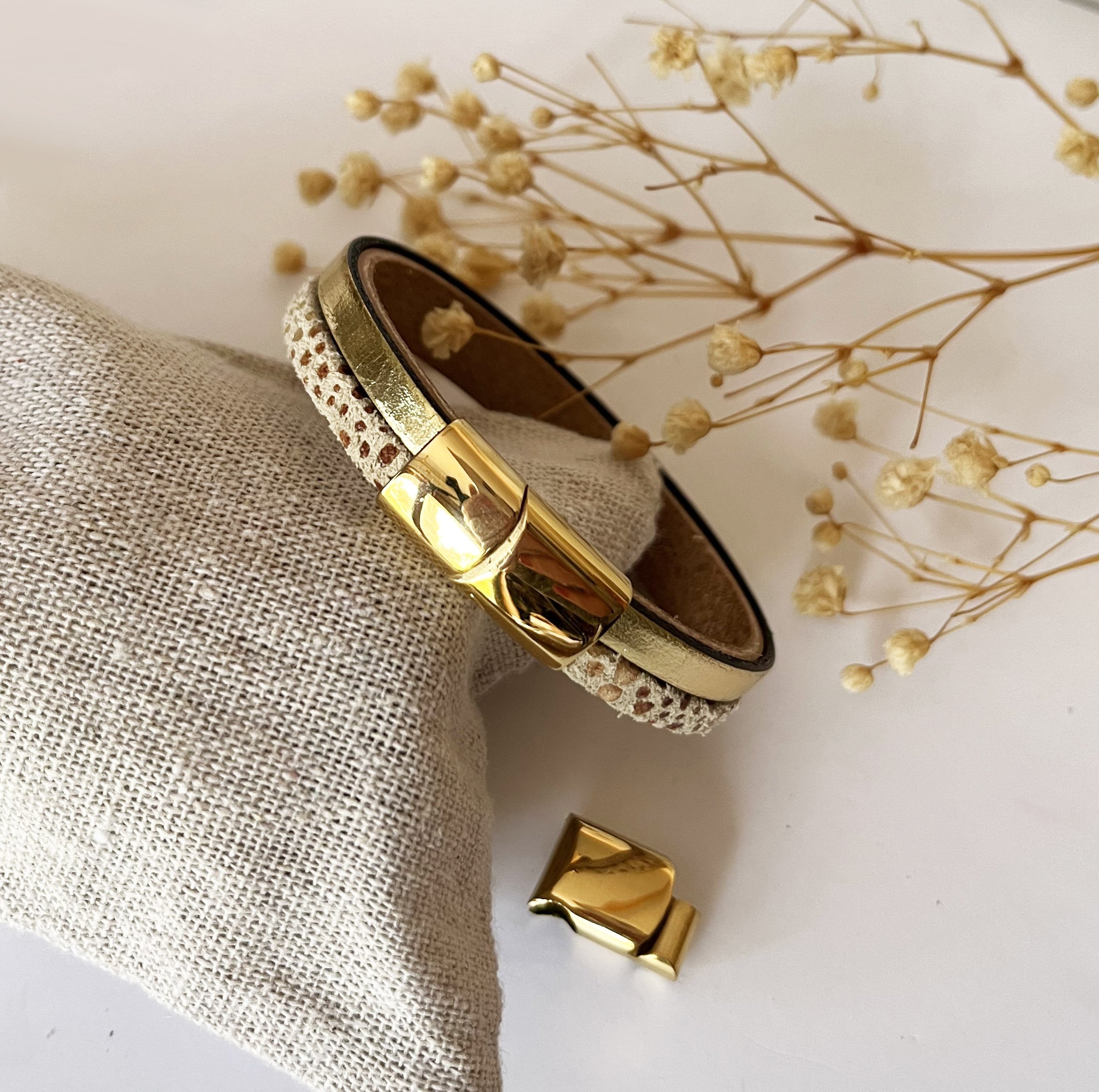 Bracelet manchette femme aux 3 cuirs beige et dor&eacute; fermoir &agrave; extension