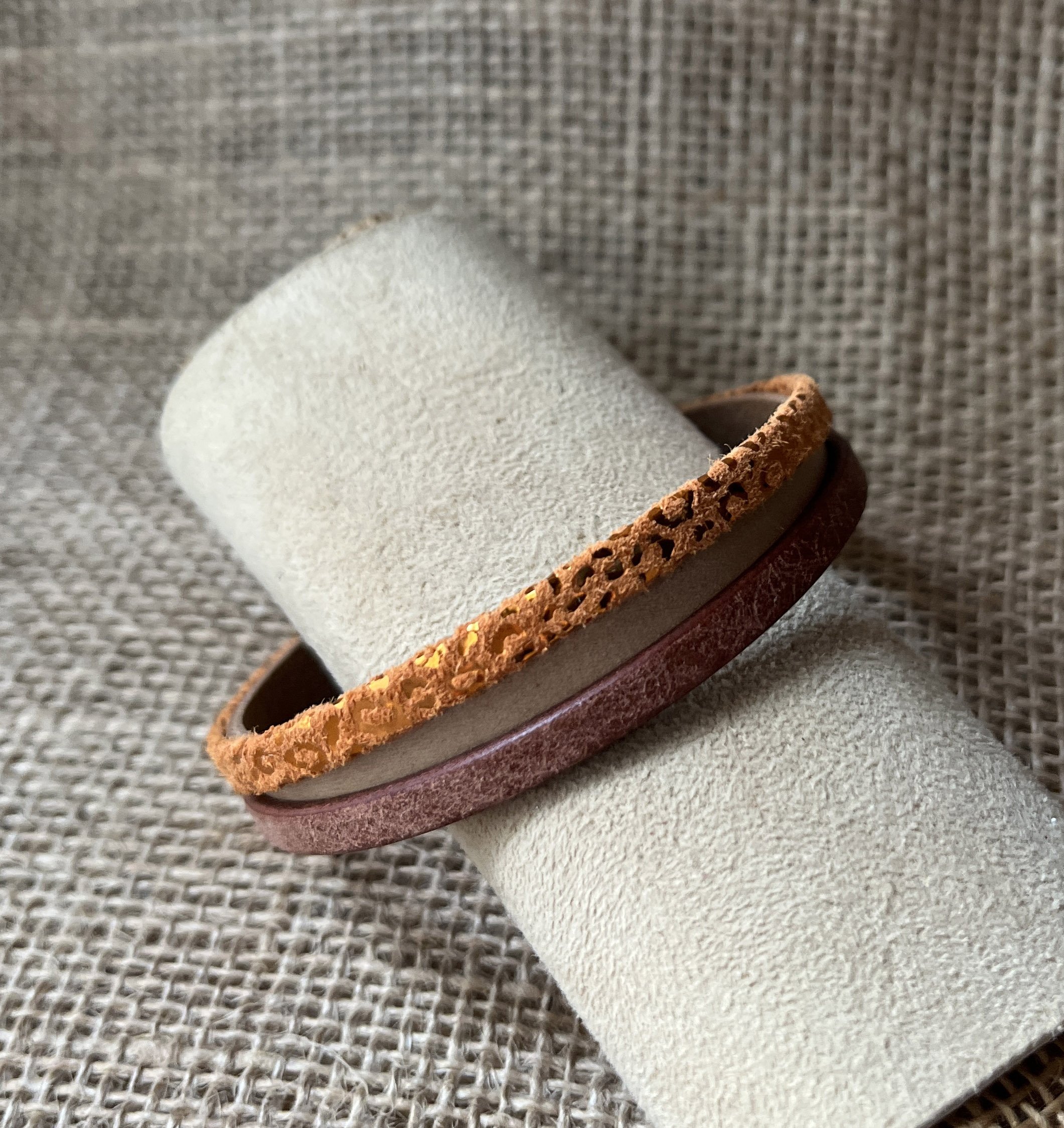 Bracelet manchette femme aux 3 cuirs Orange, beige et dor&eacute;