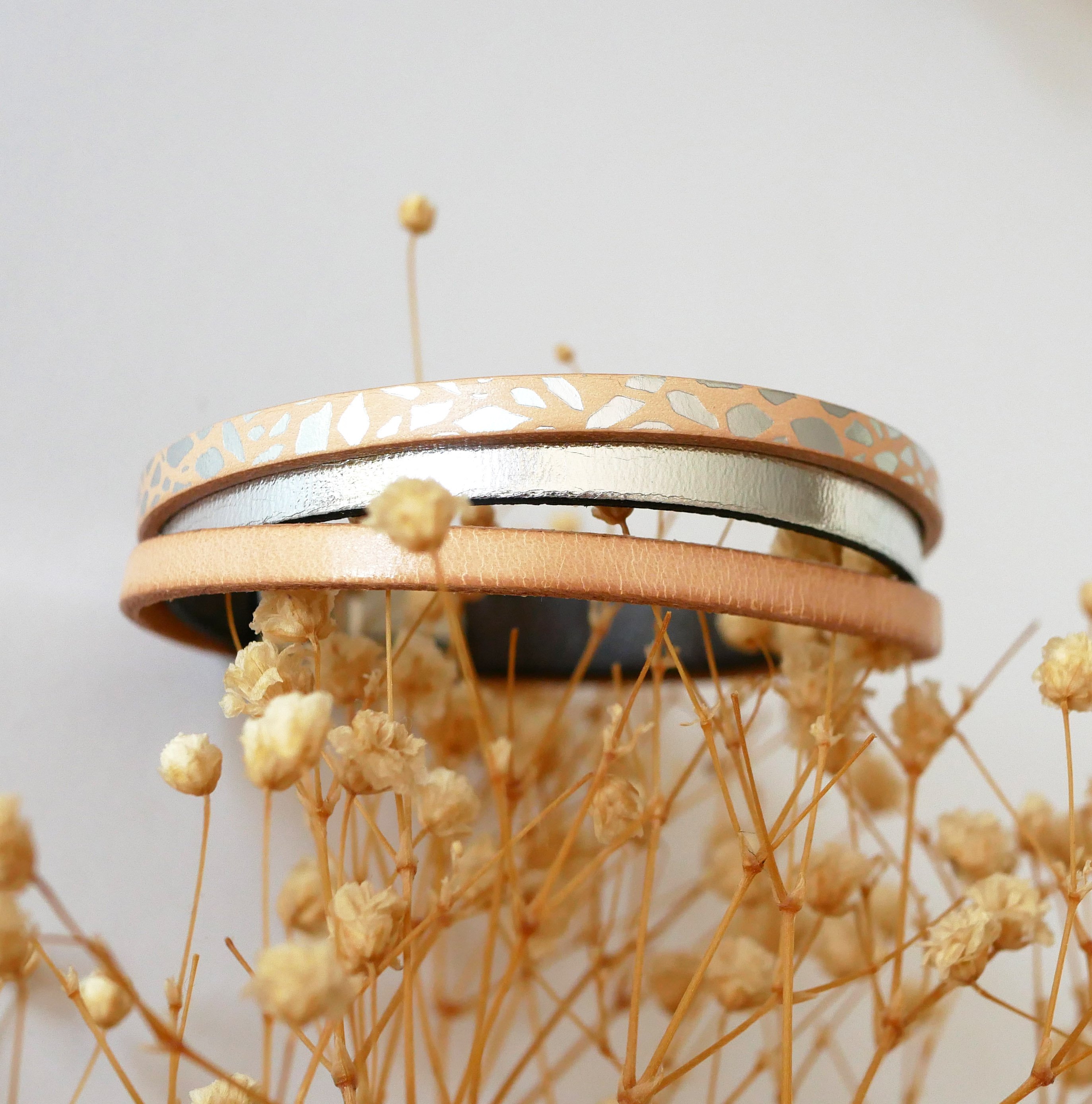 Bracelet manchette femme aux cuirs naturel et argenté 
