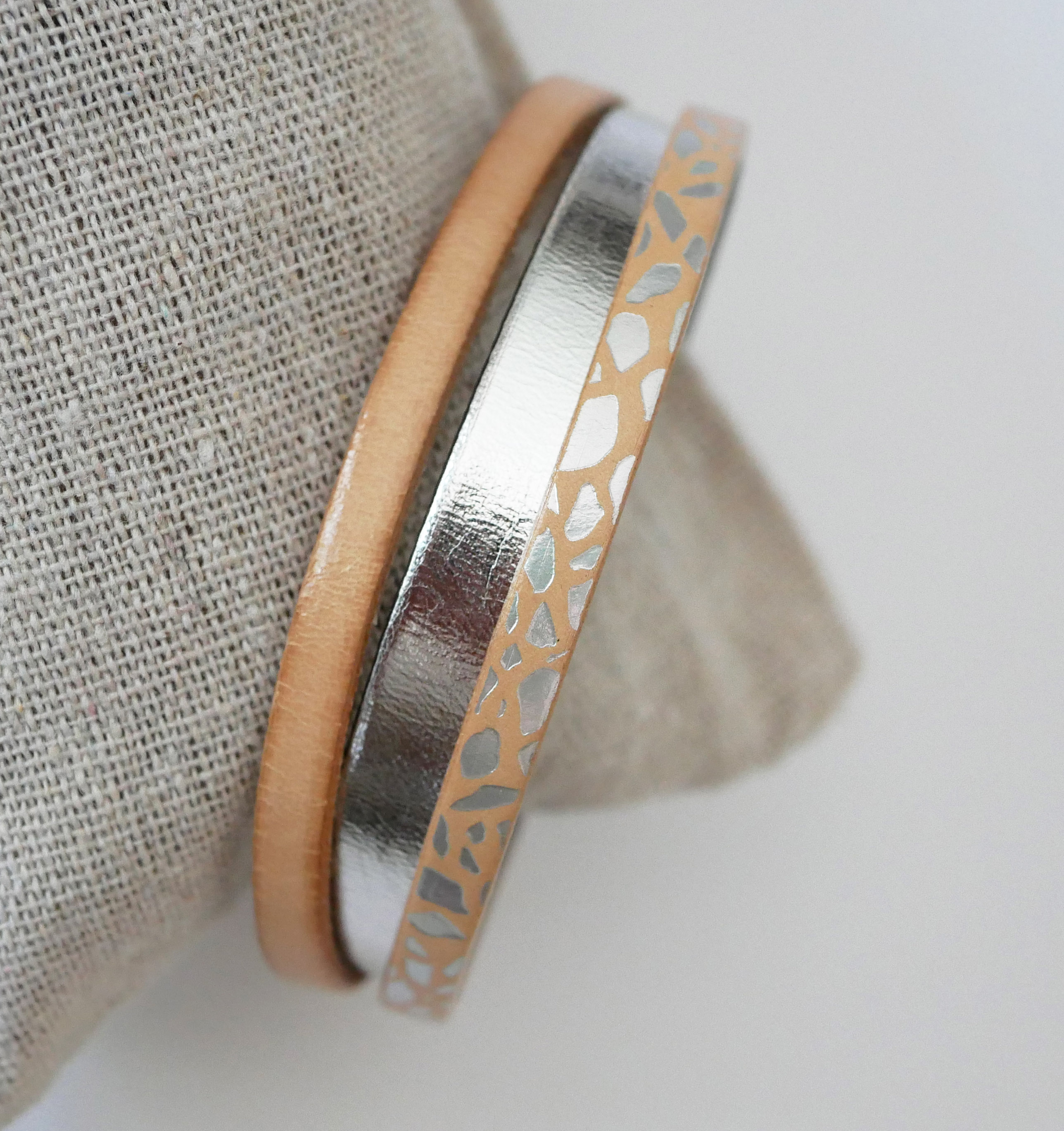 Bracelet manchette femme aux cuirs naturel et argenté 