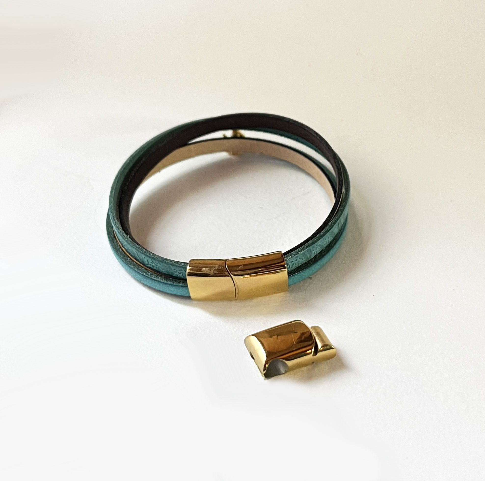 Bracelet manchette femme aux 4 cuirs turquoises et dorés au fermoir à extension