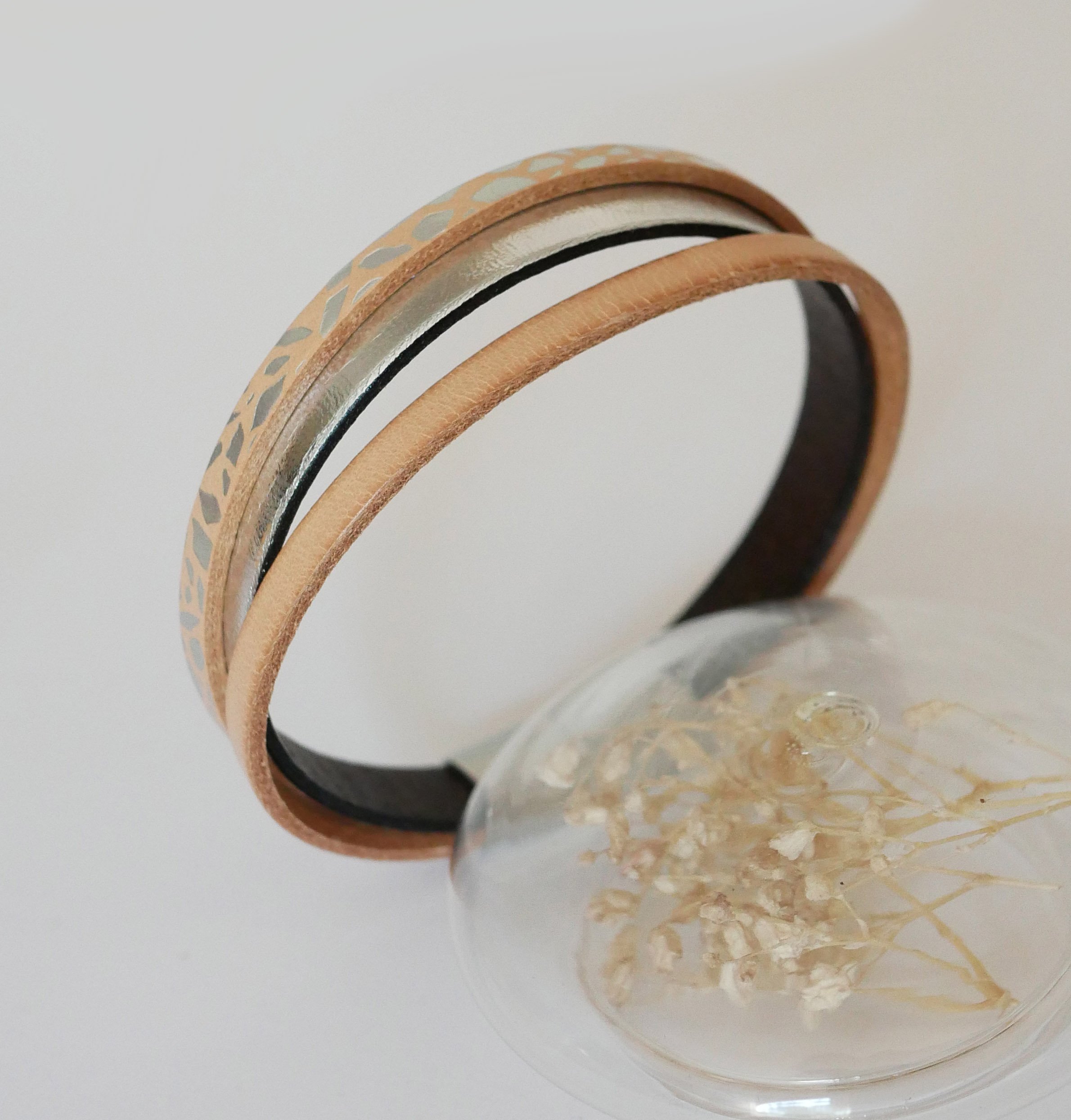 Bracelet manchette femme aux cuirs naturel et argenté 