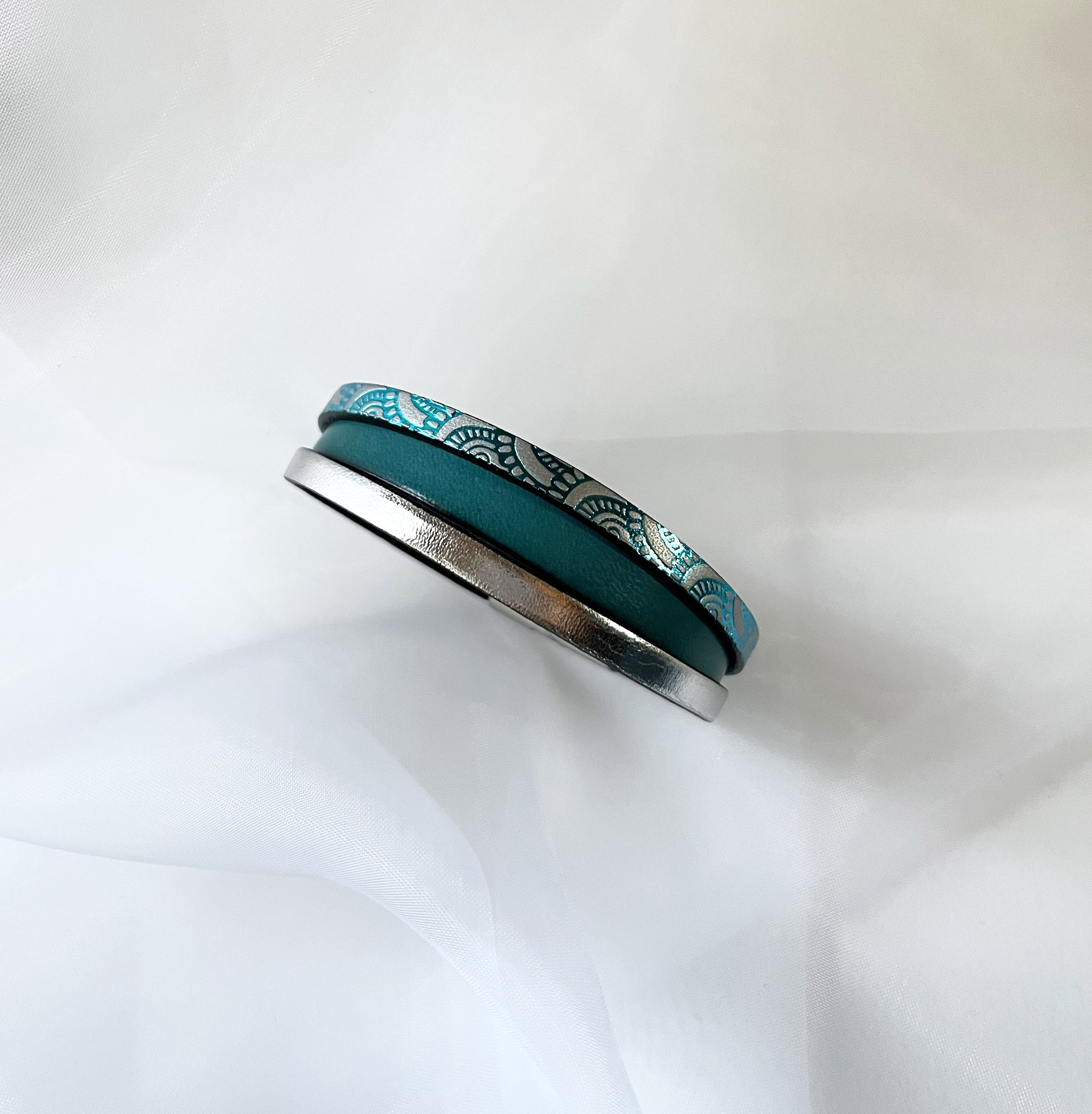 Bracelet manchette femme aux 3 cuirs turquoise et argent&eacute; fermoir &agrave; extension