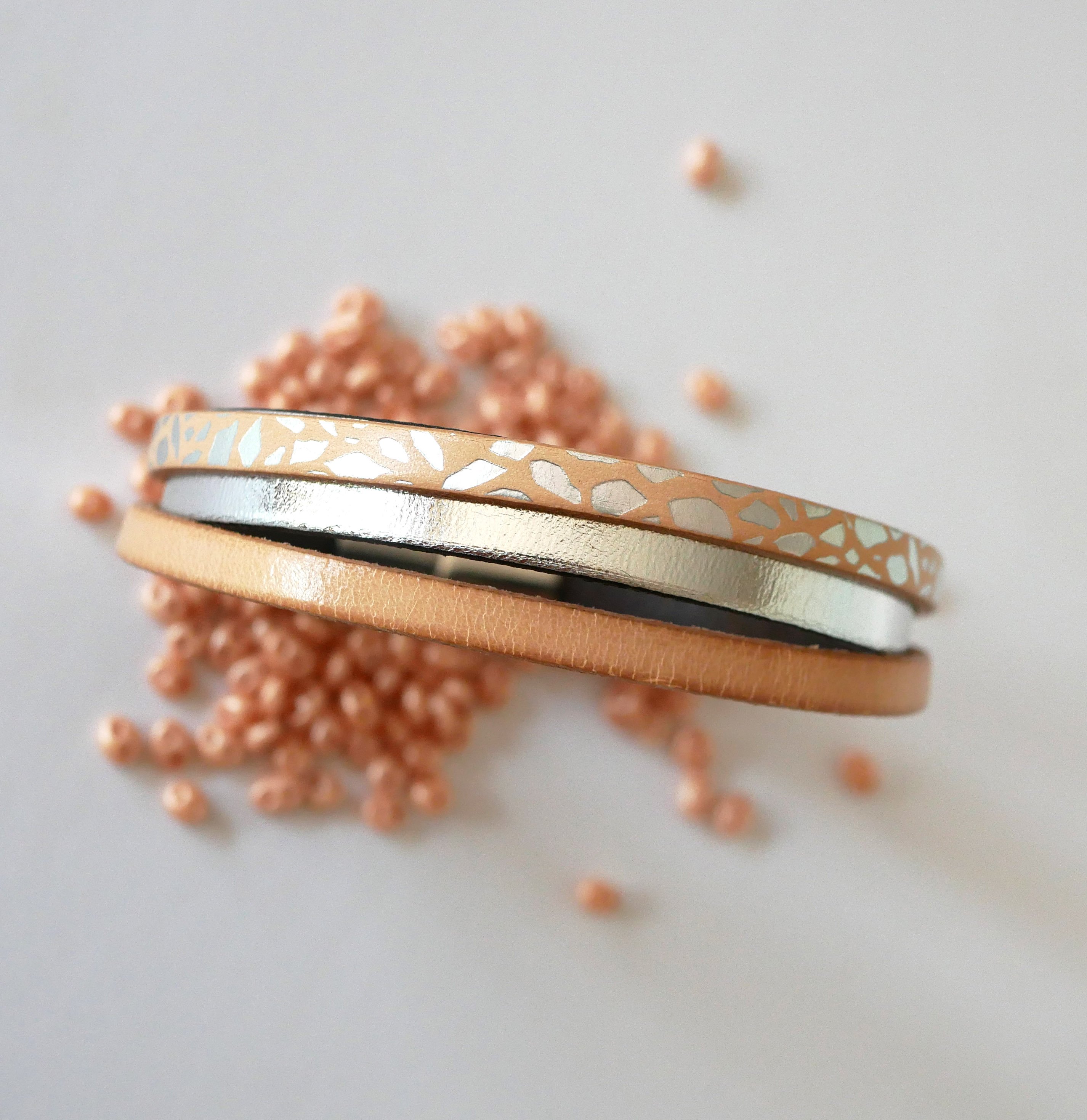 Bracelet manchette femme aux cuirs naturel et argenté 