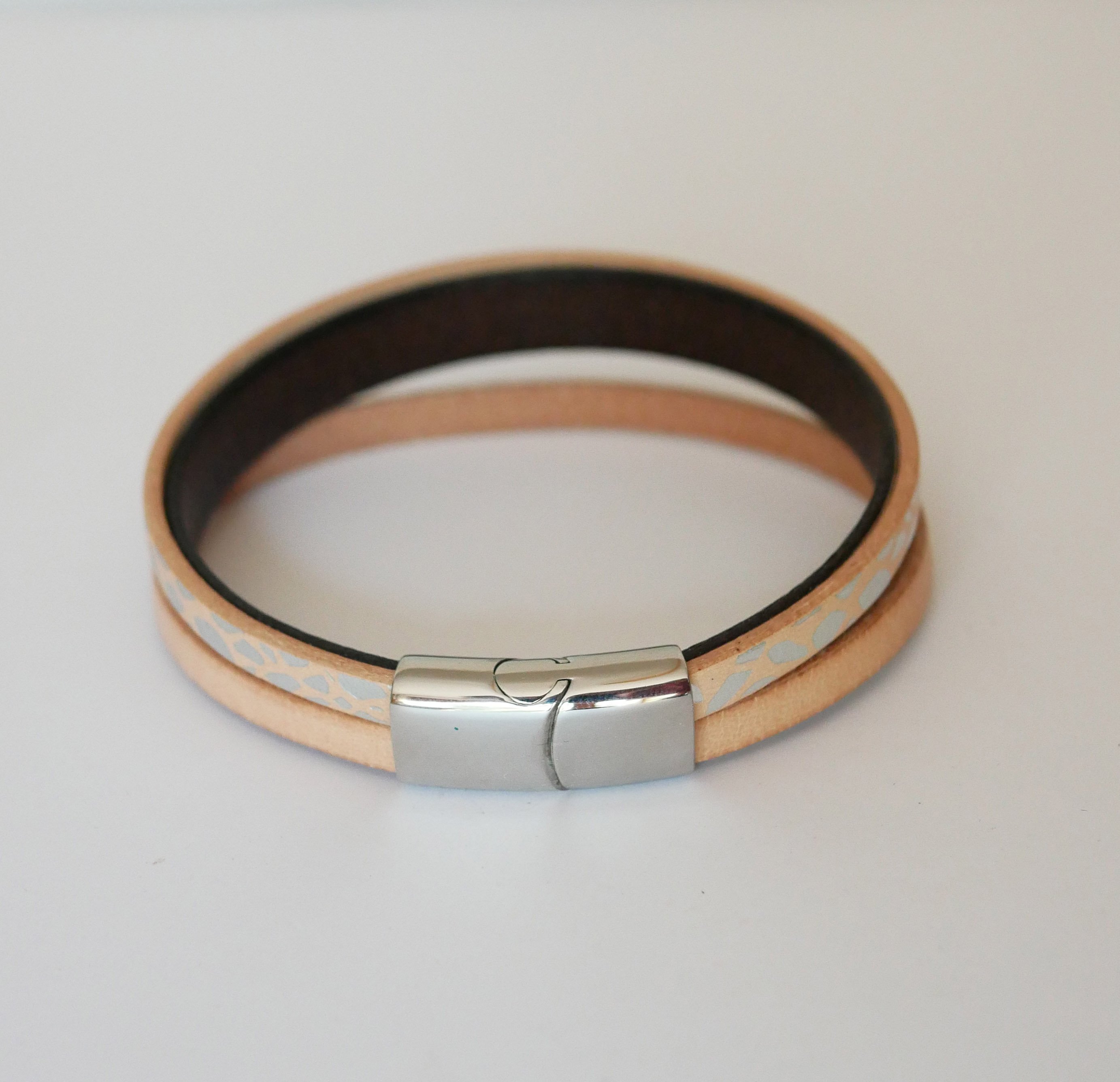 Bracelet manchette femme aux cuirs naturel et argenté 