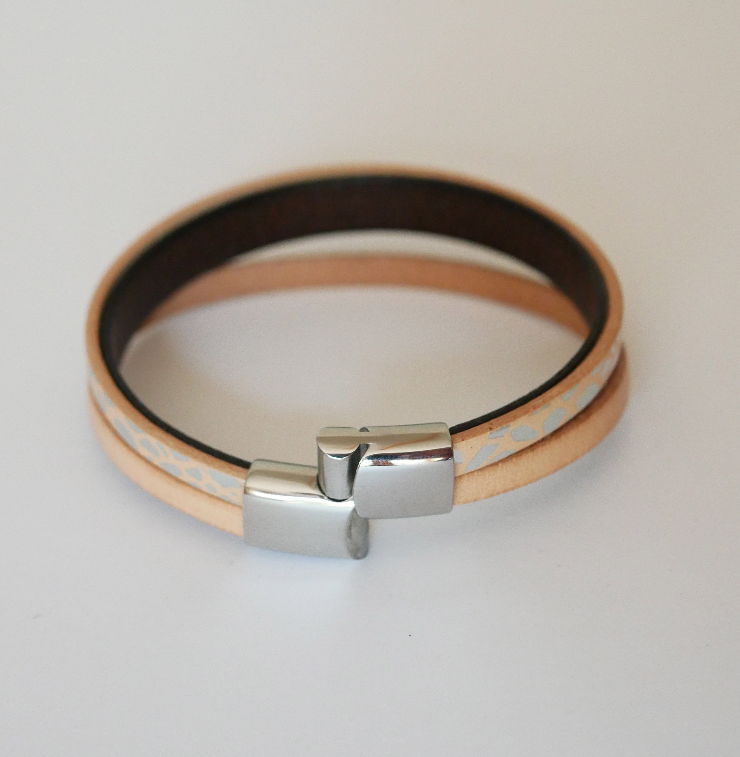 Bracelet manchette femme aux cuirs naturel et argenté 