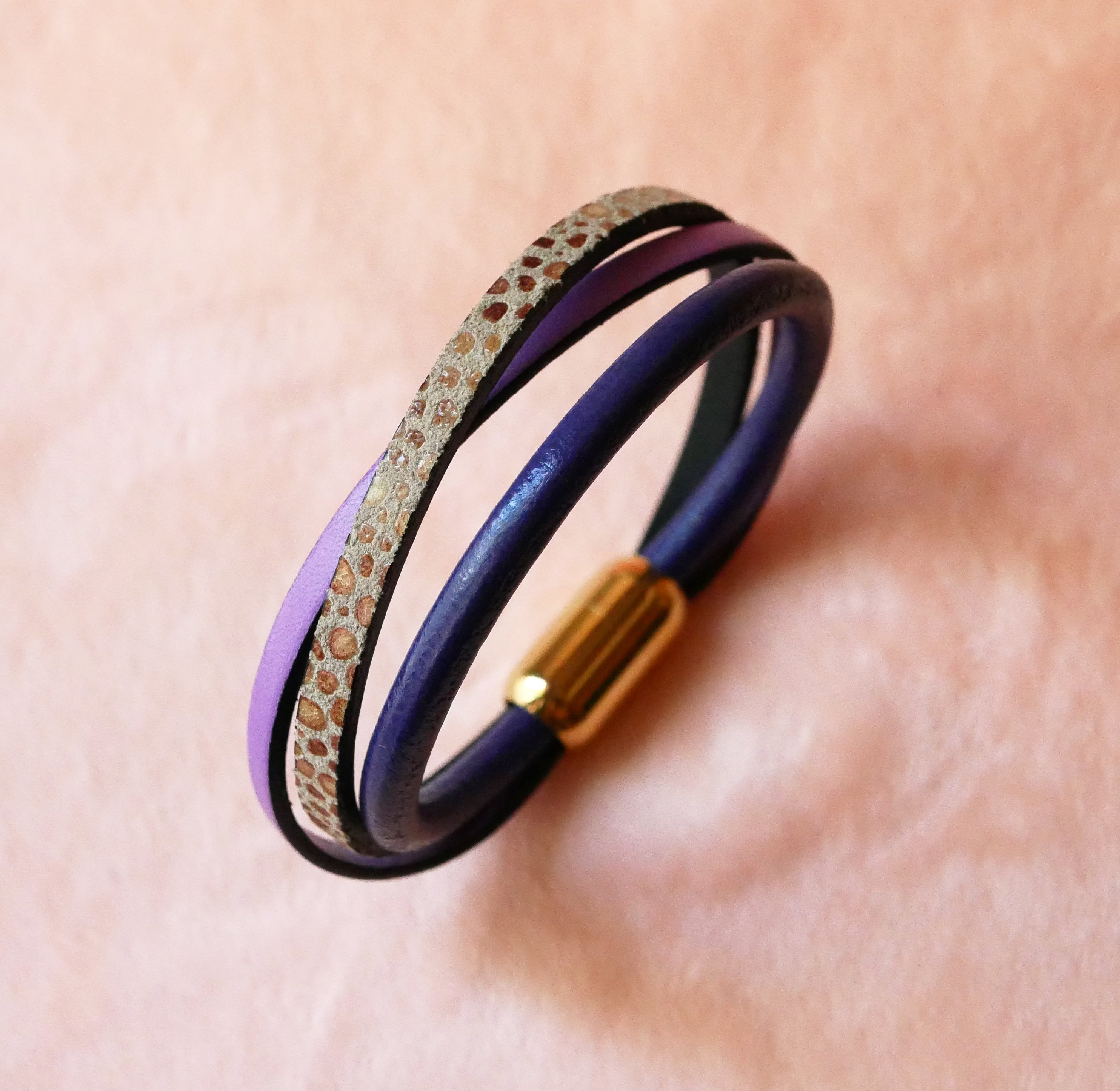 Bracciale da donna in pelle multipla viola e oro