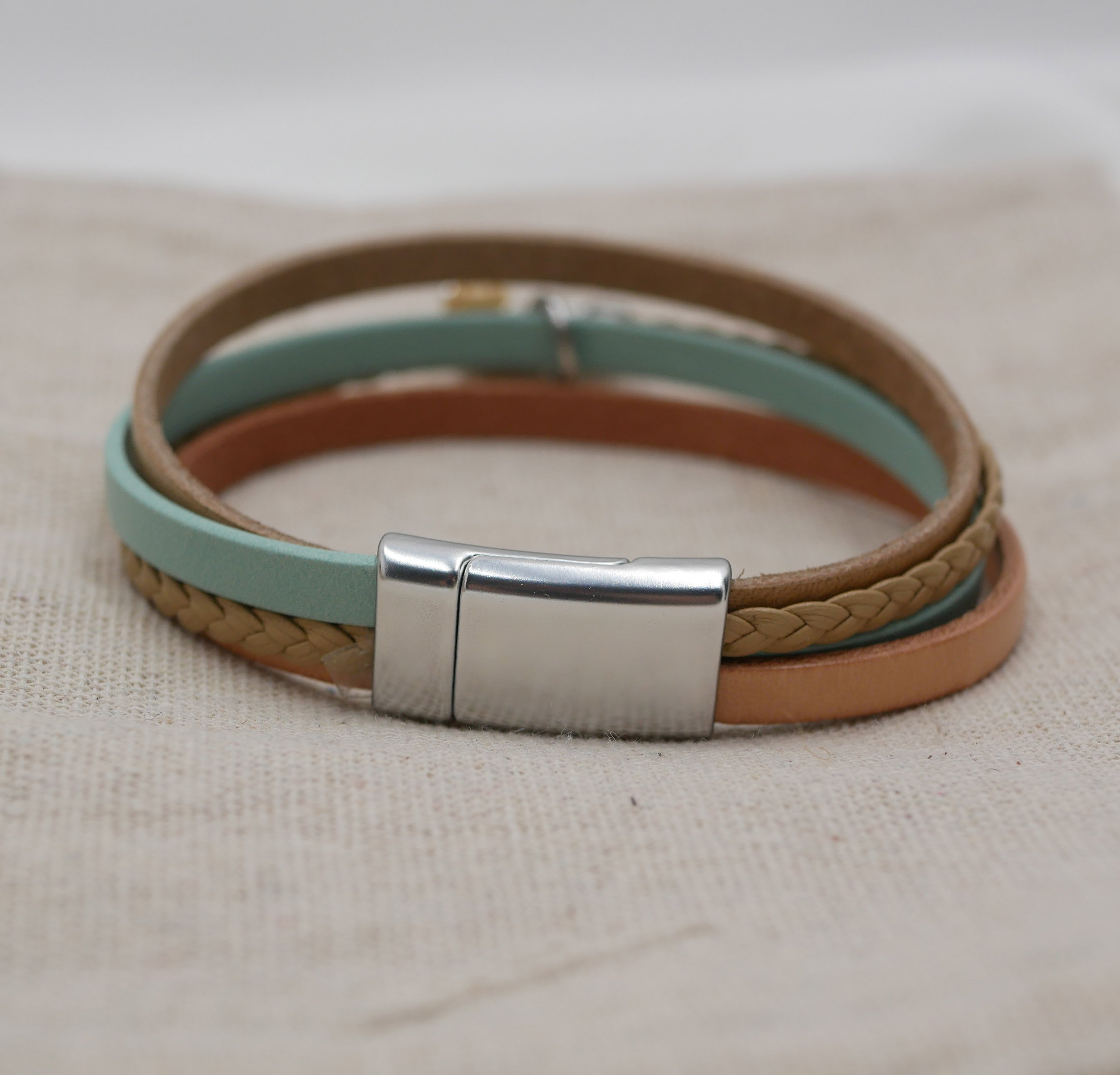 Bracciale da donna in pelle multipla Ciondolo beige sabbia a scelta