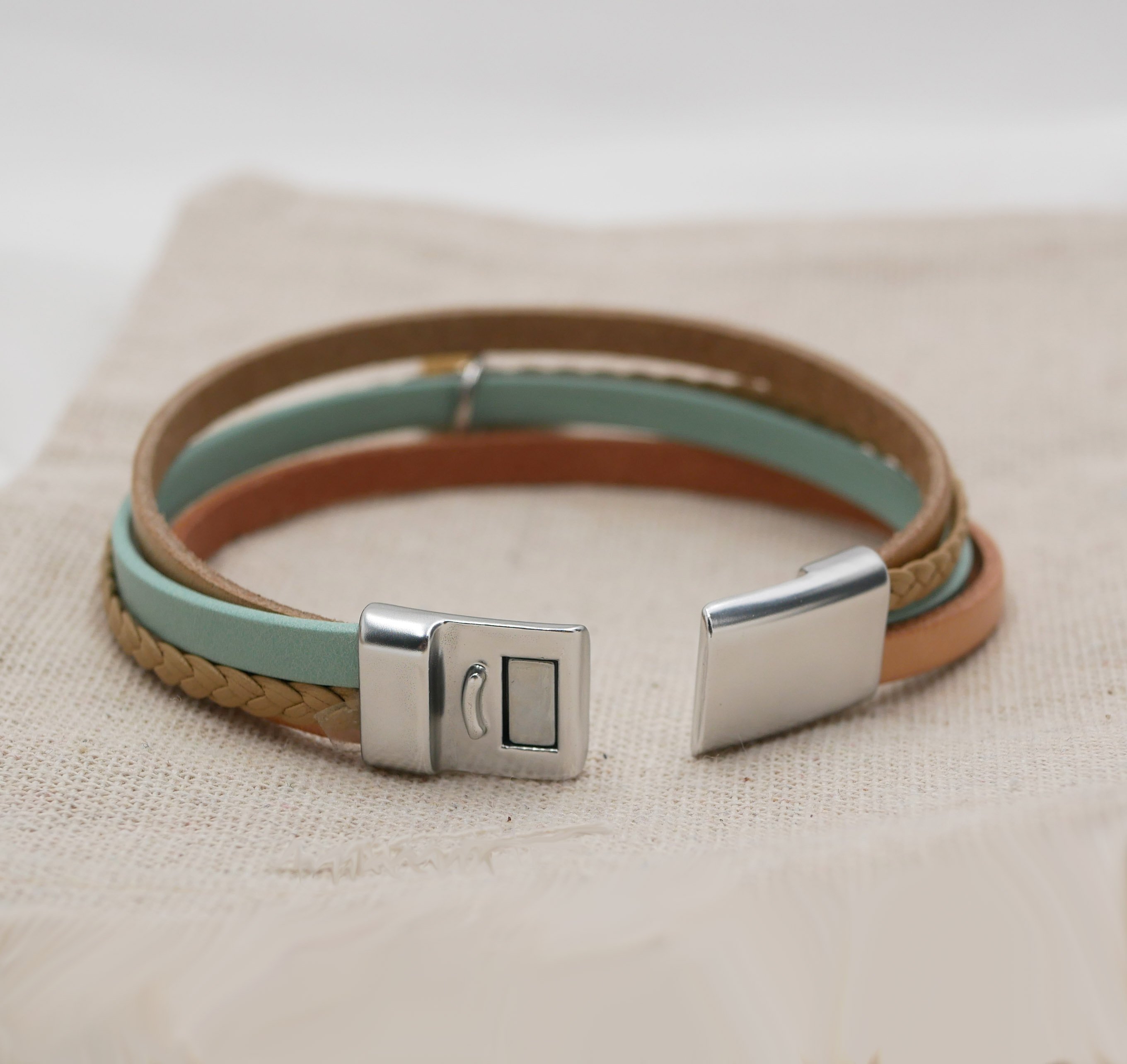 Bracciale da donna in pelle multipla Ciondolo beige sabbia a scelta