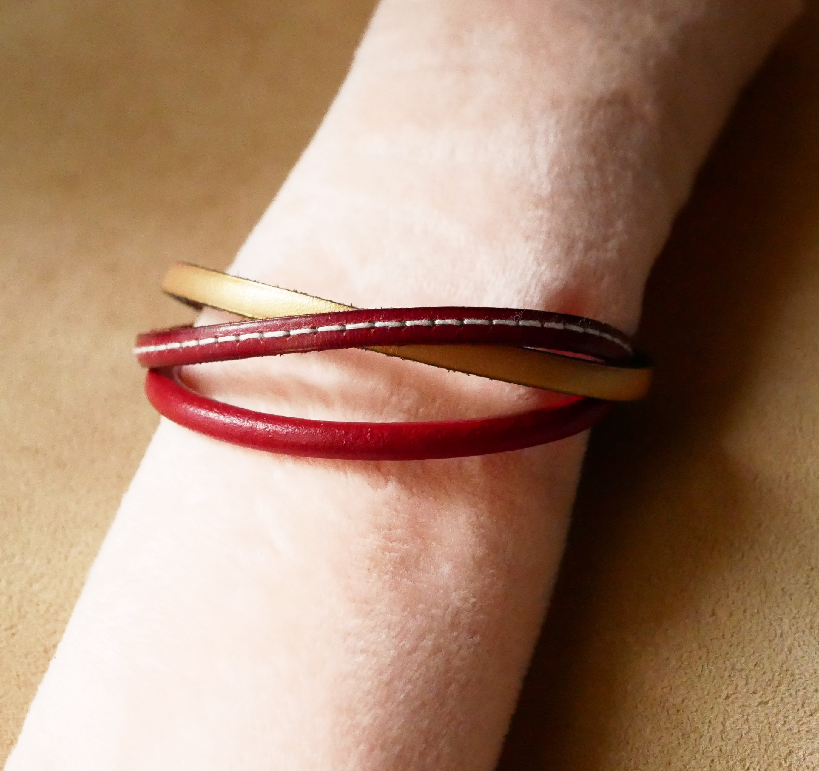 Bracciale da donna in multi-pelle rosso e oro