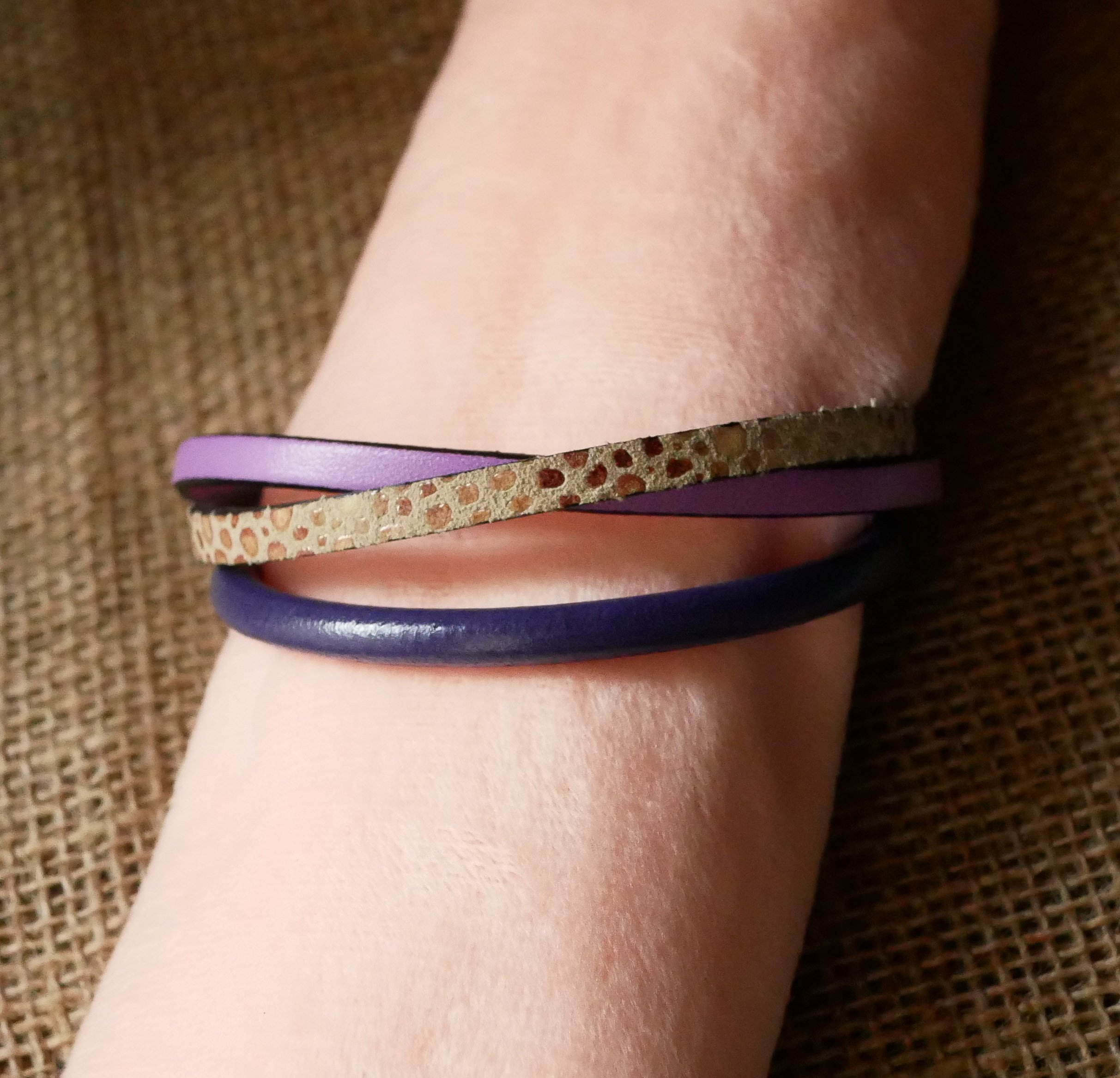 Bracciale da donna in pelle multipla viola e oro