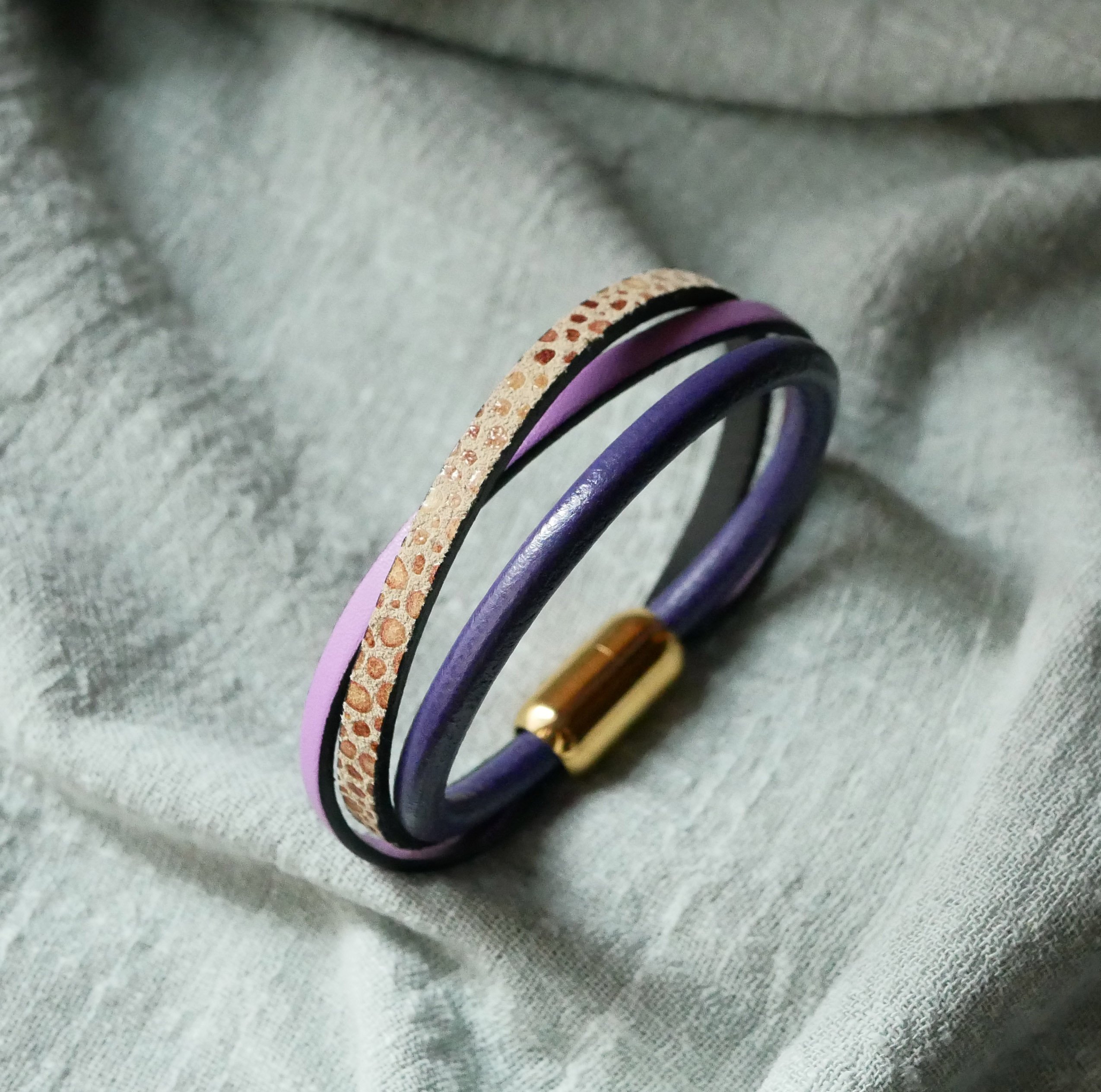 Bracciale da donna in pelle multipla viola e oro