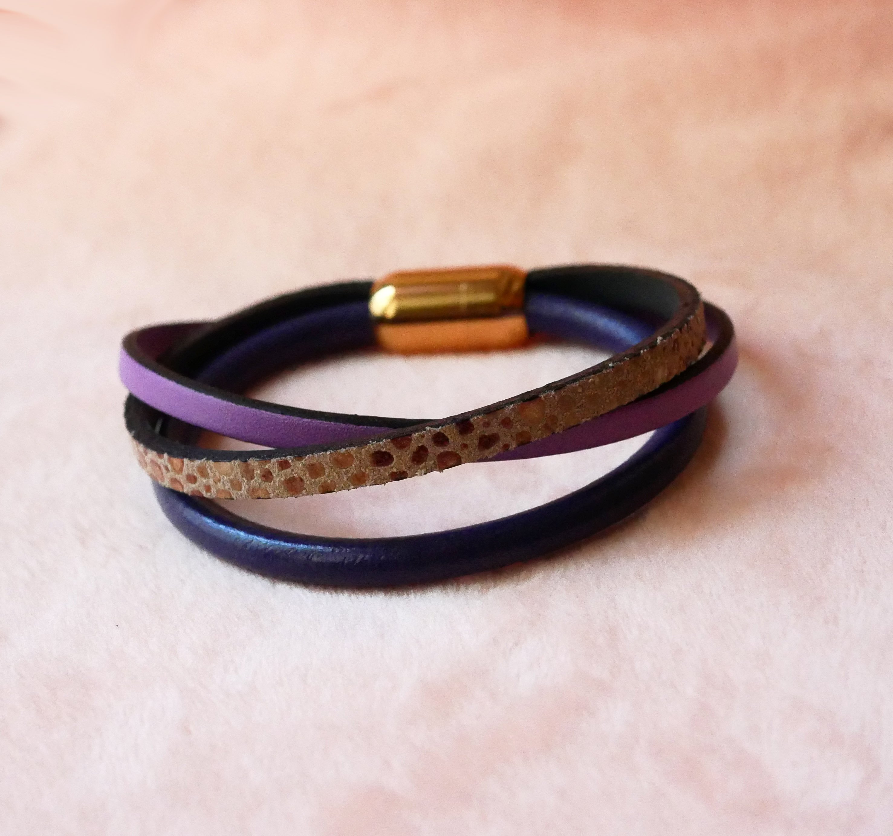 Bracciale da donna in pelle multipla viola e oro