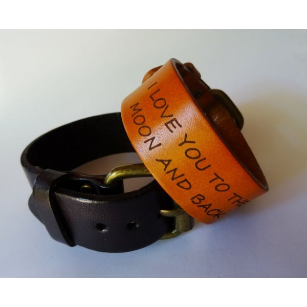 Bracelet manchette homme en cuir grav&eacute;