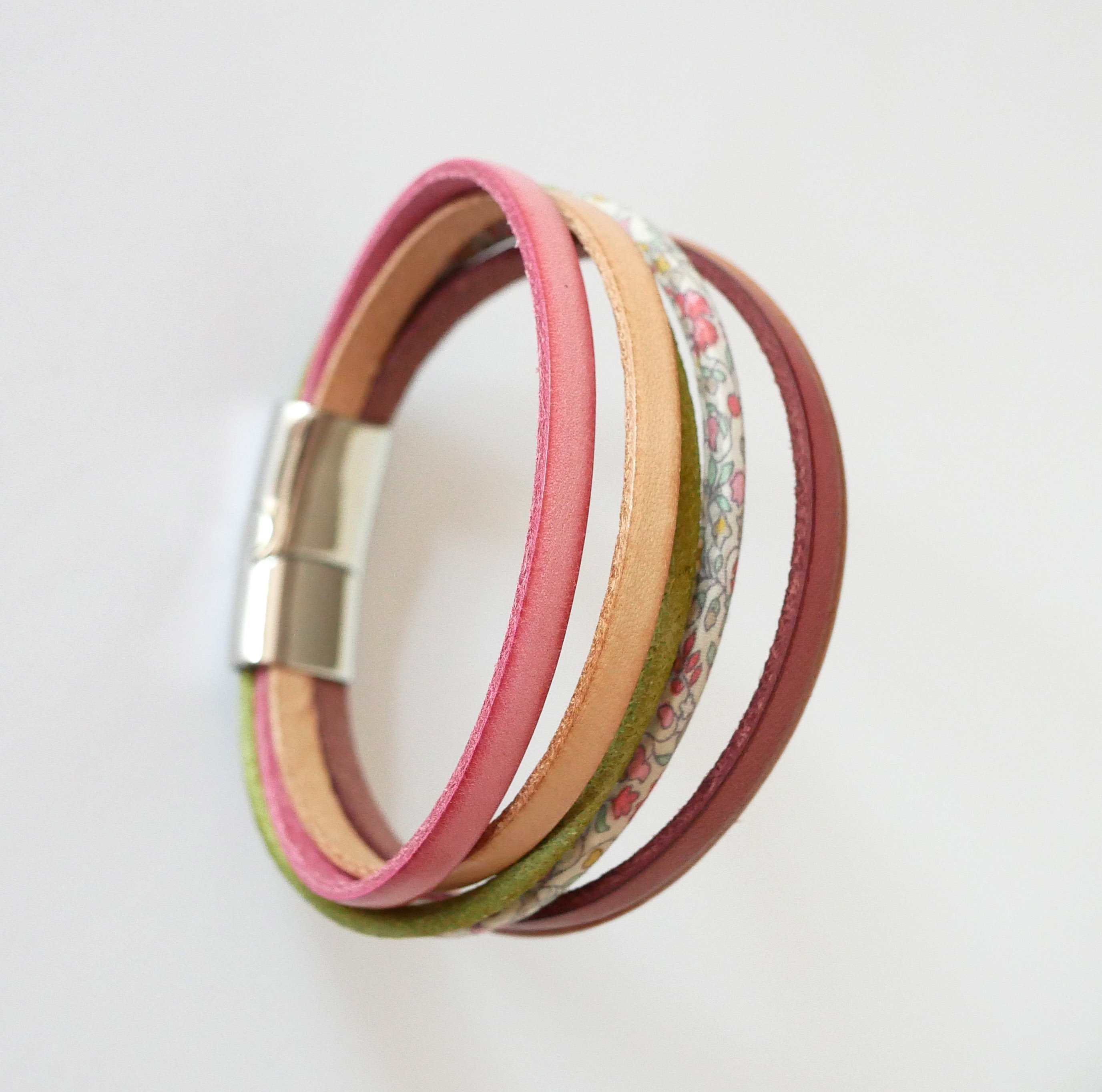 Bracciale in pelle pastello e cordoncino Liberty a fiori