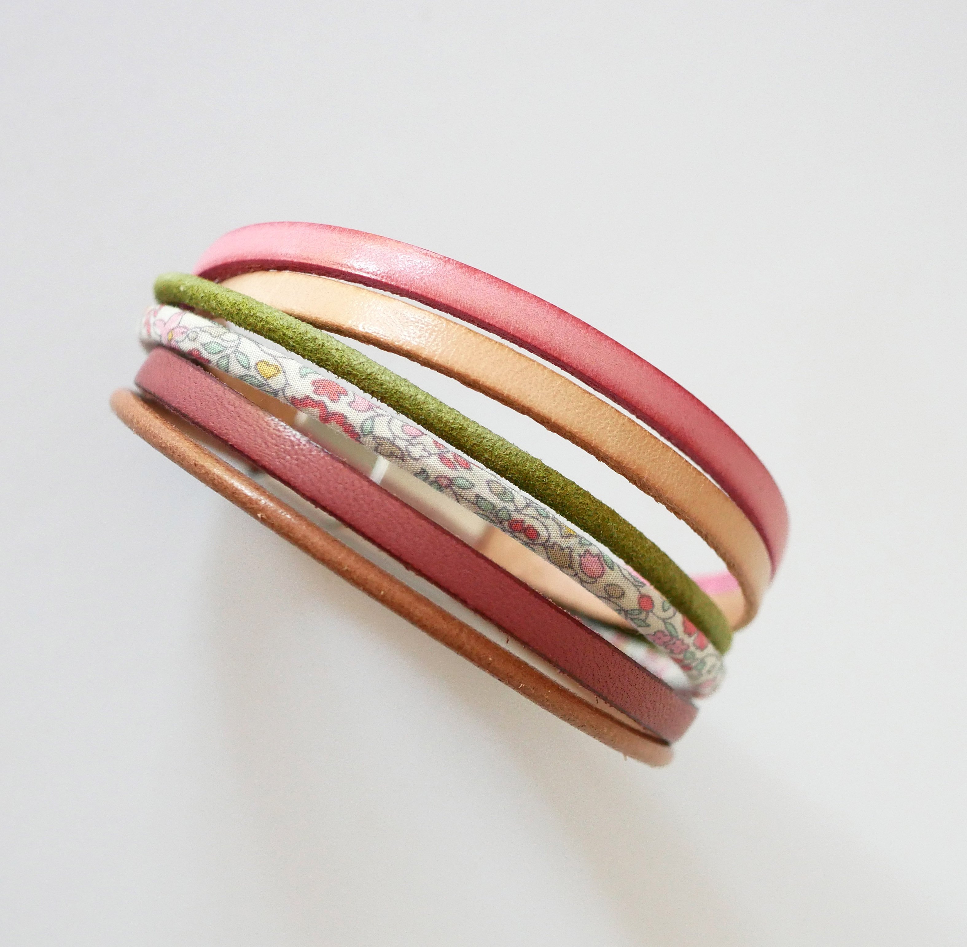 Bracciale in pelle pastello e cordoncino Liberty a fiori