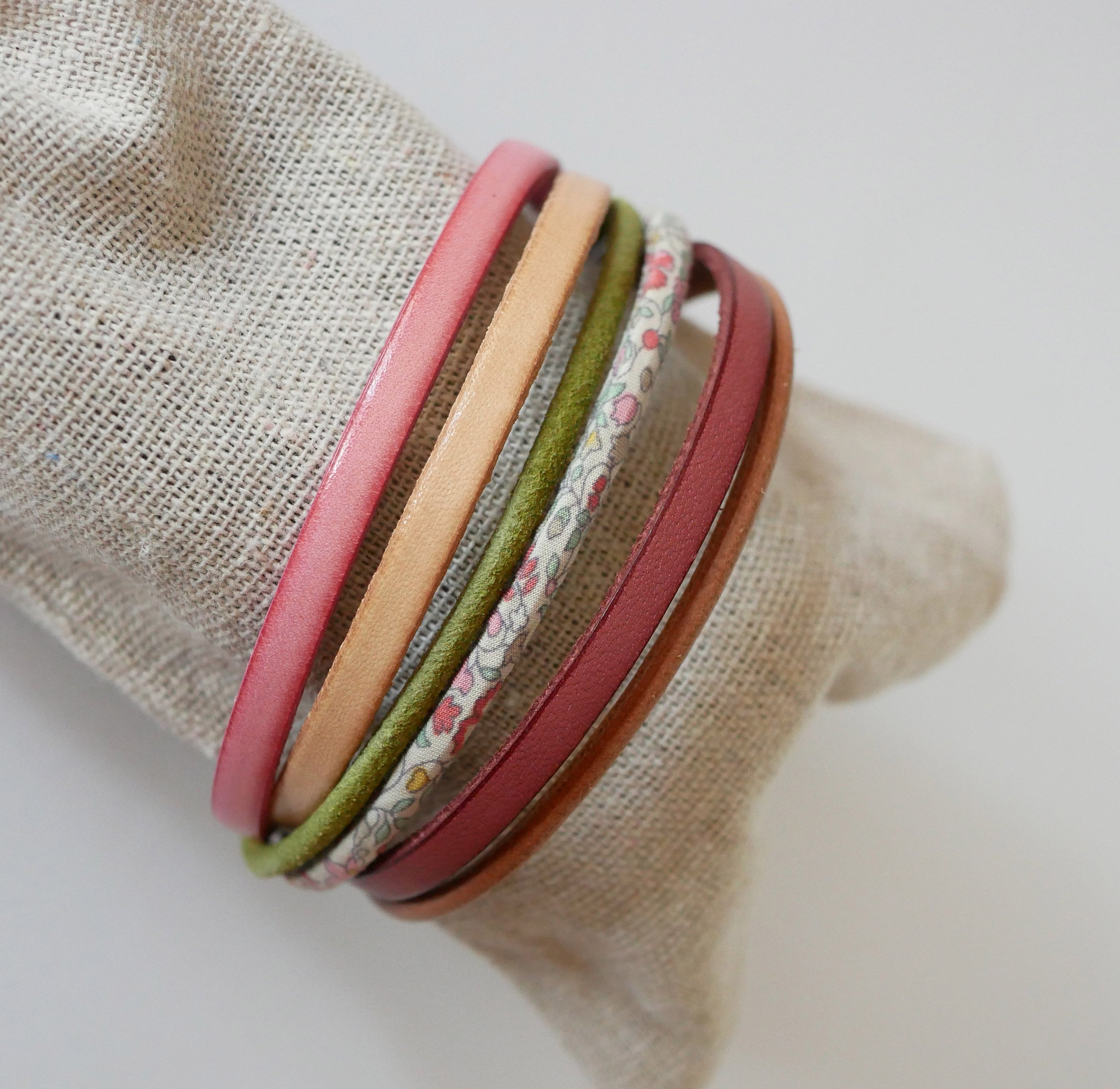 Bracciale in pelle pastello e cordoncino Liberty a fiori