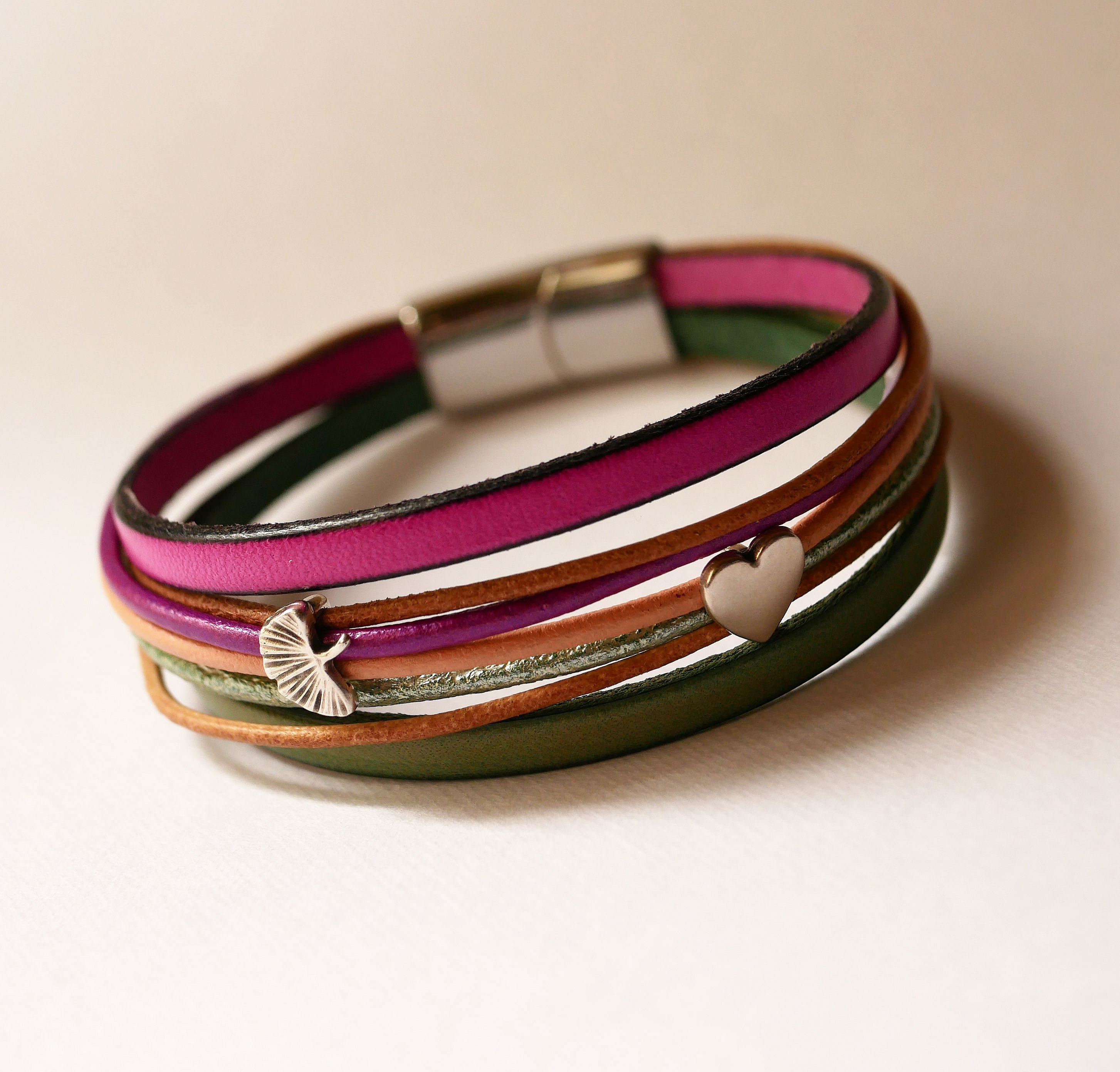 Bracelet manchette multi-cordons en cuir coloré et passants argentés.