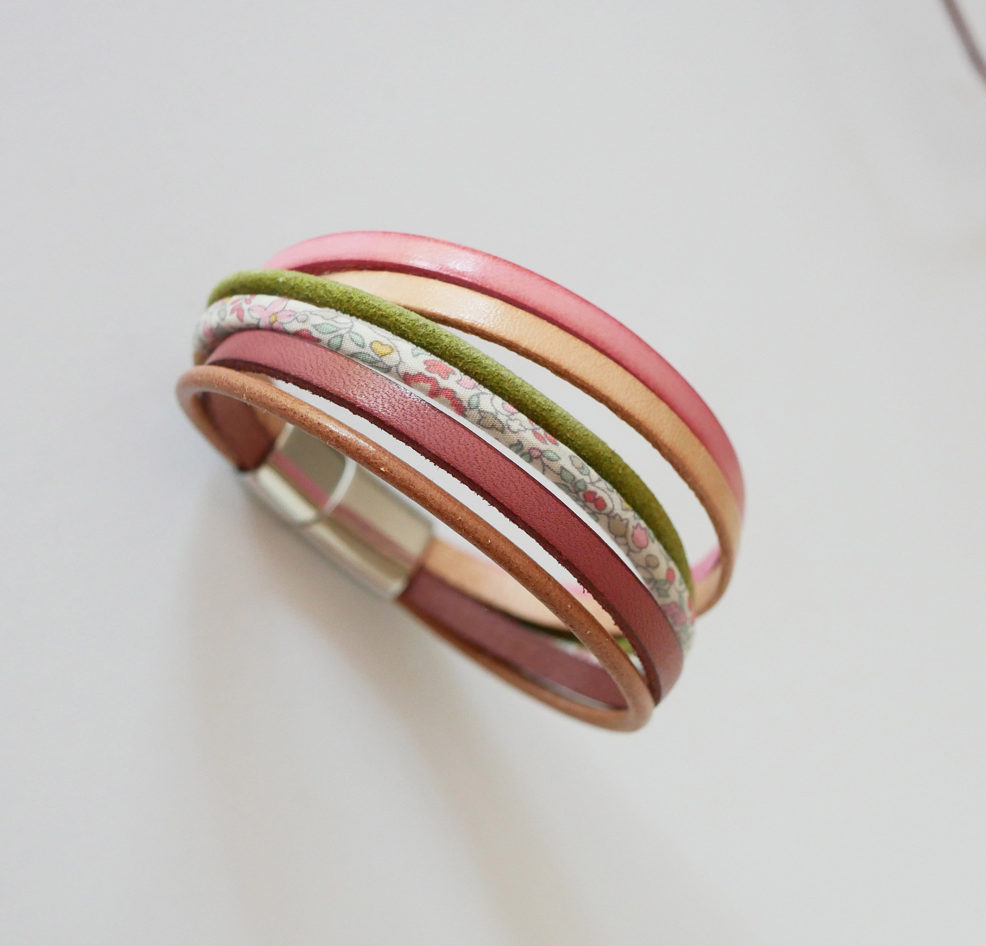 Bracciale in pelle pastello e cordoncino Liberty a fiori