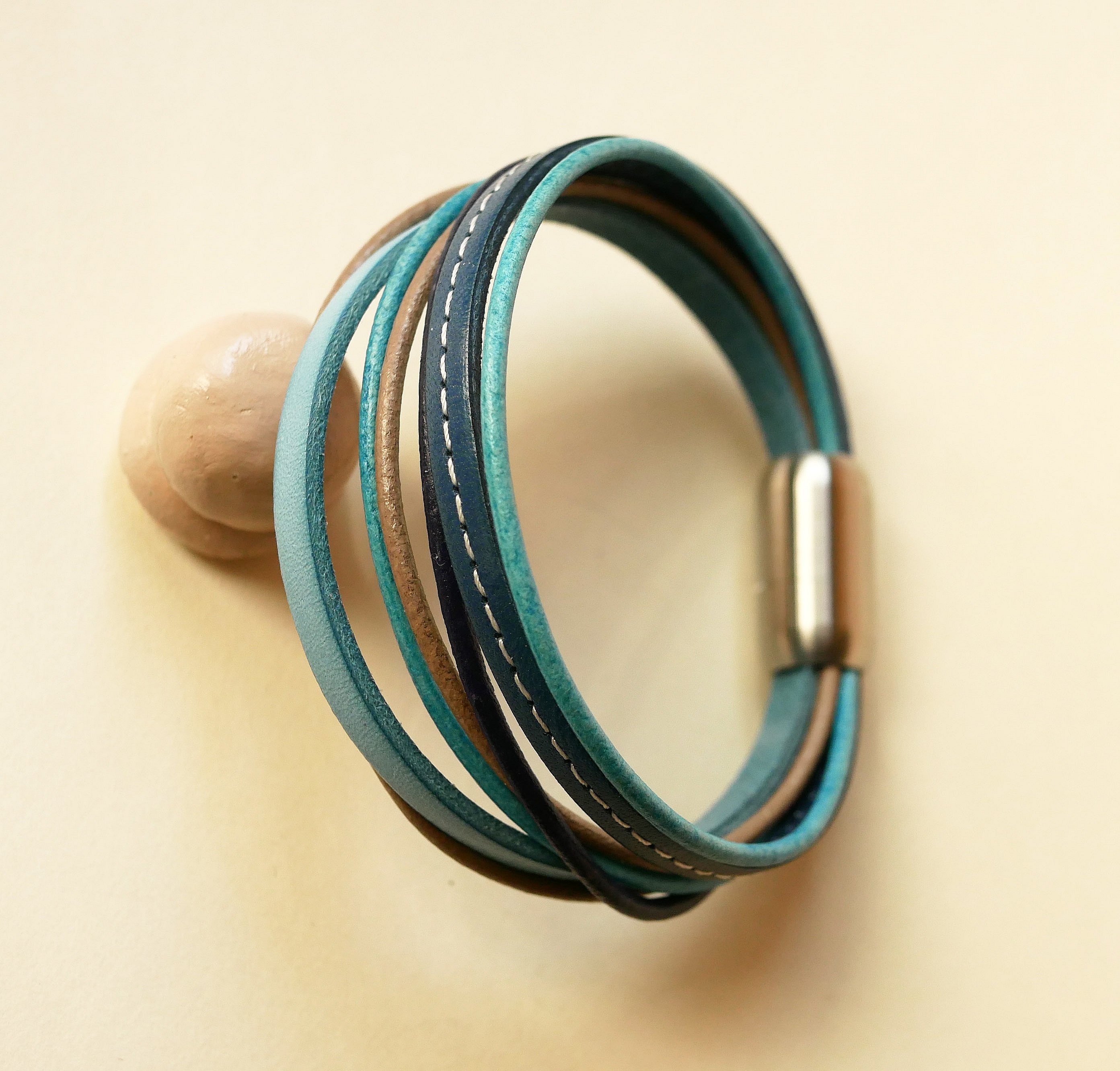 Bracciale multiplo da donna in pelle nei toni del blu