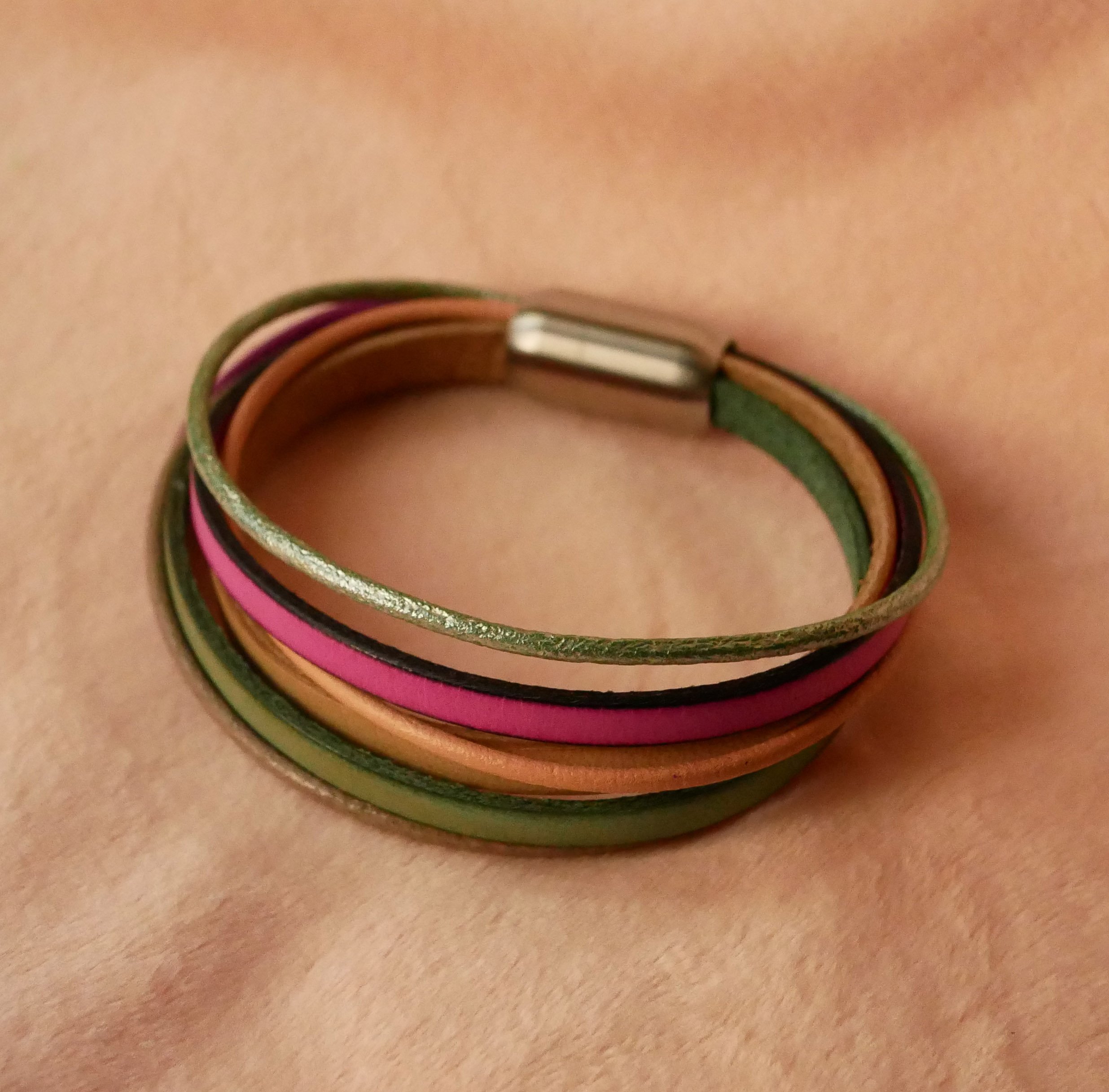 Bracciale da donna in multi-pelle dai toni primaverili