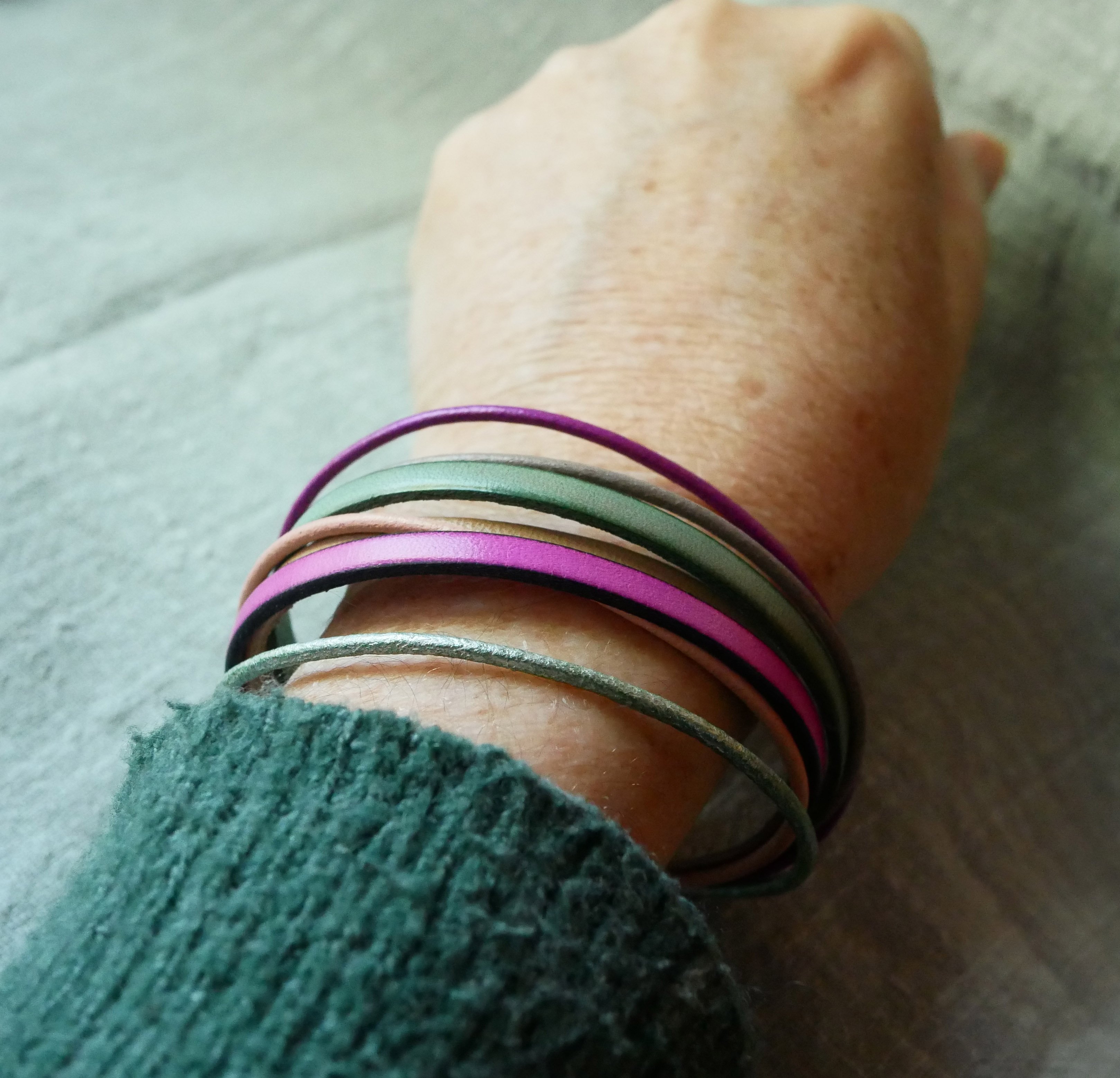 Bracciale da donna in multi-pelle dai toni primaverili