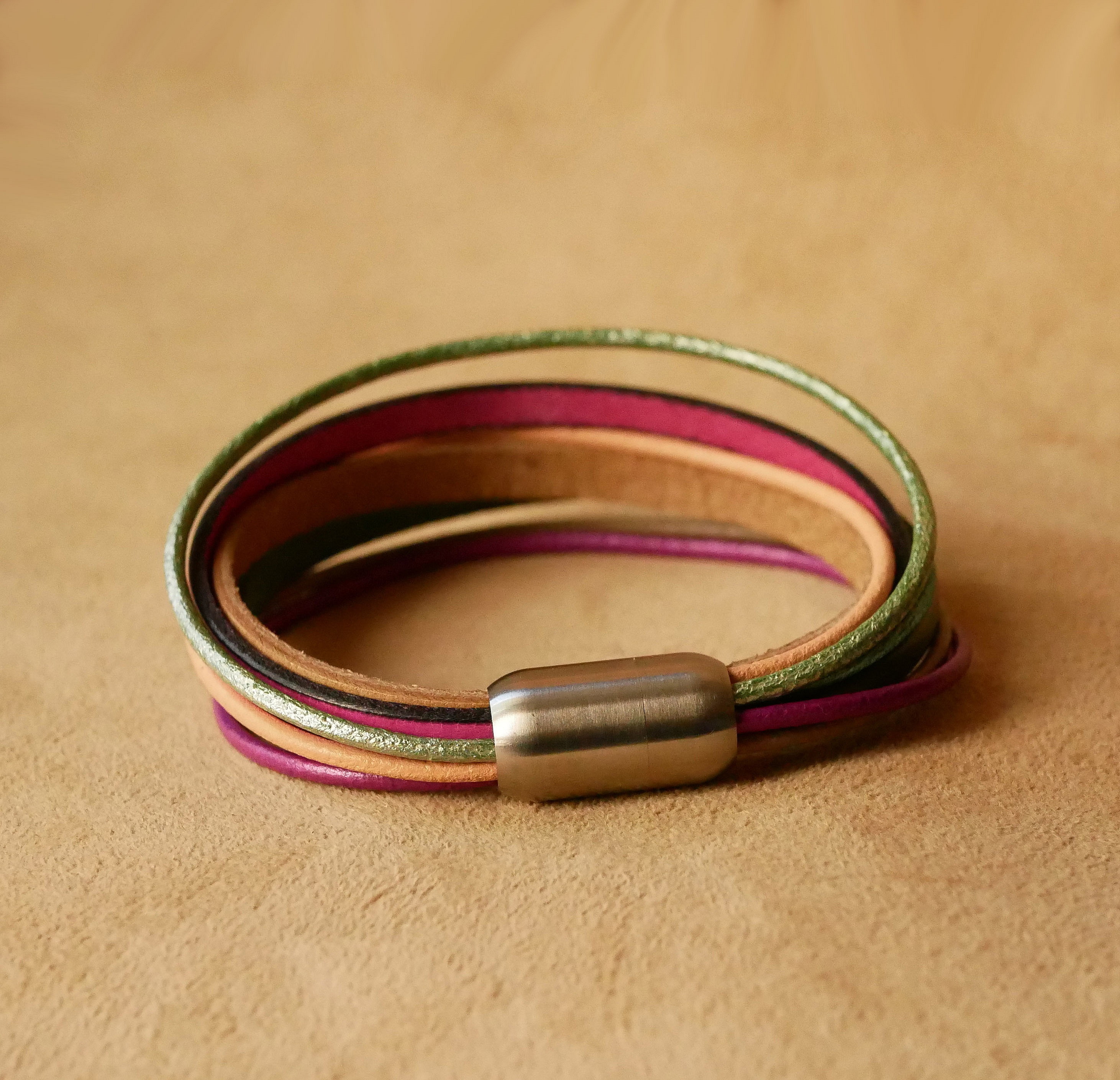 Bracelet manchette multi-cuirs coloré avec fermoir magnétique artisanal.