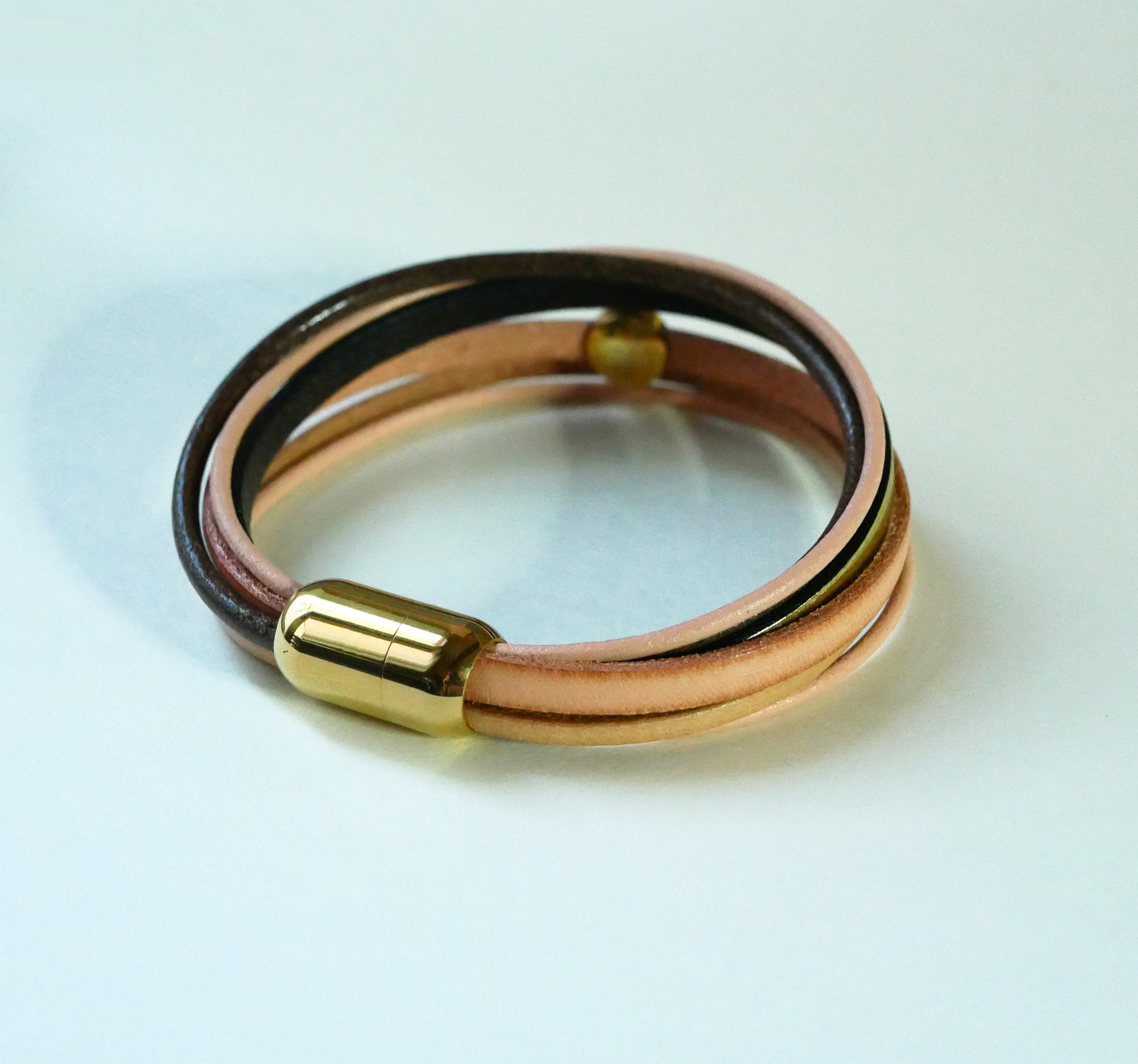 Bracciale multiplo in pelle color pesca e oro per donna