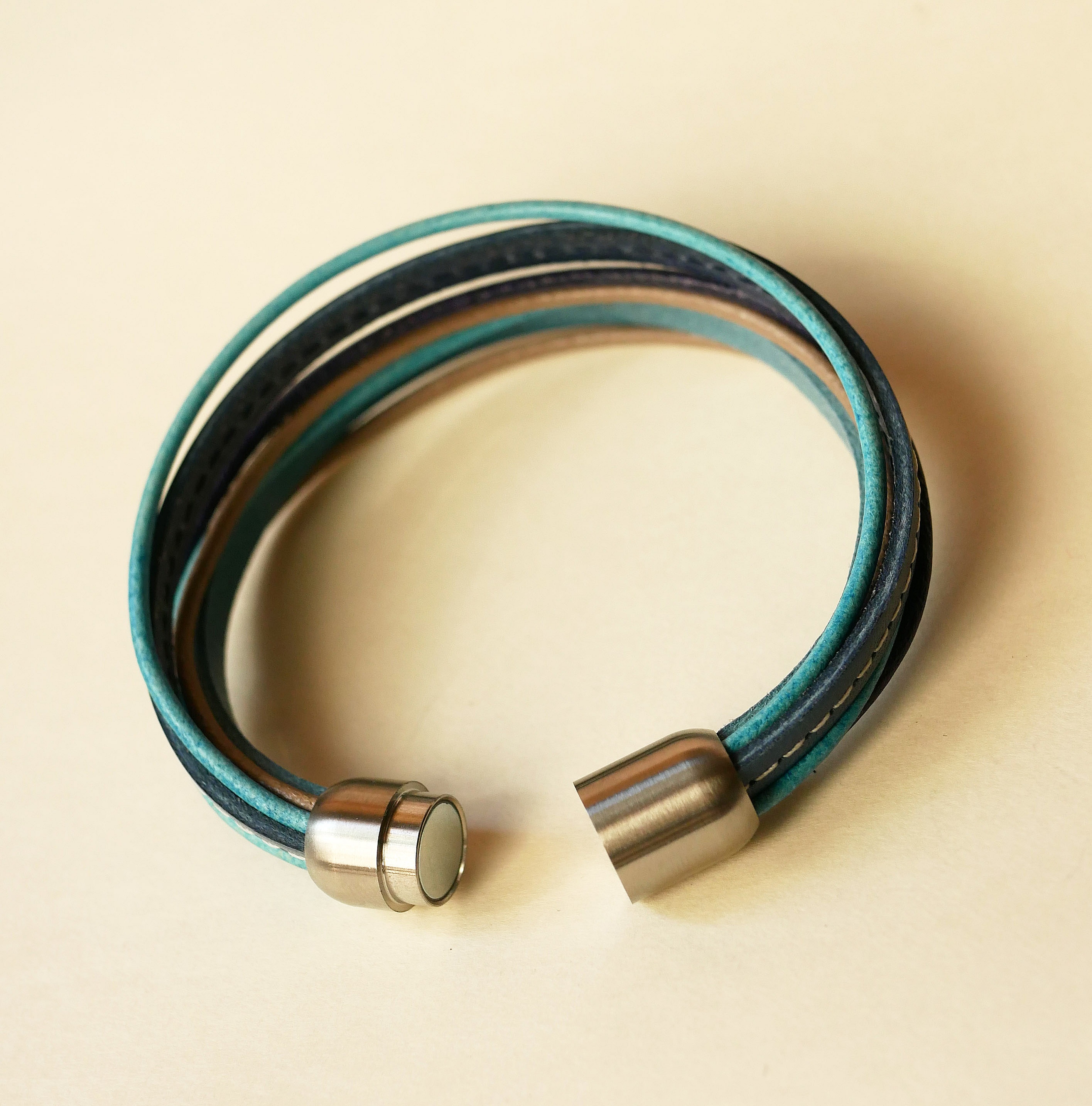 Bracciale multiplo da donna in pelle nei toni del blu