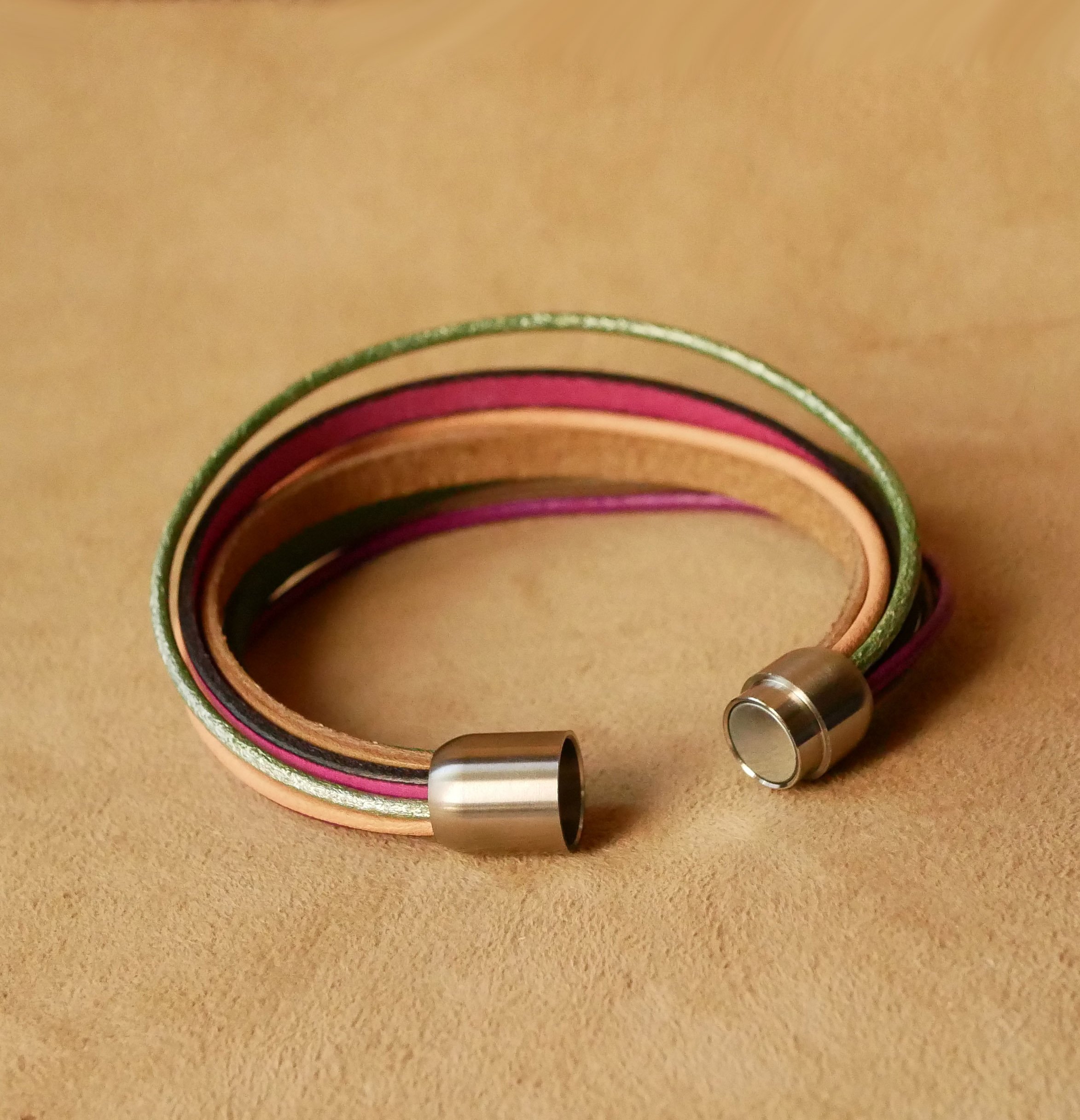 Bracciale da donna in multi-pelle dai toni primaverili