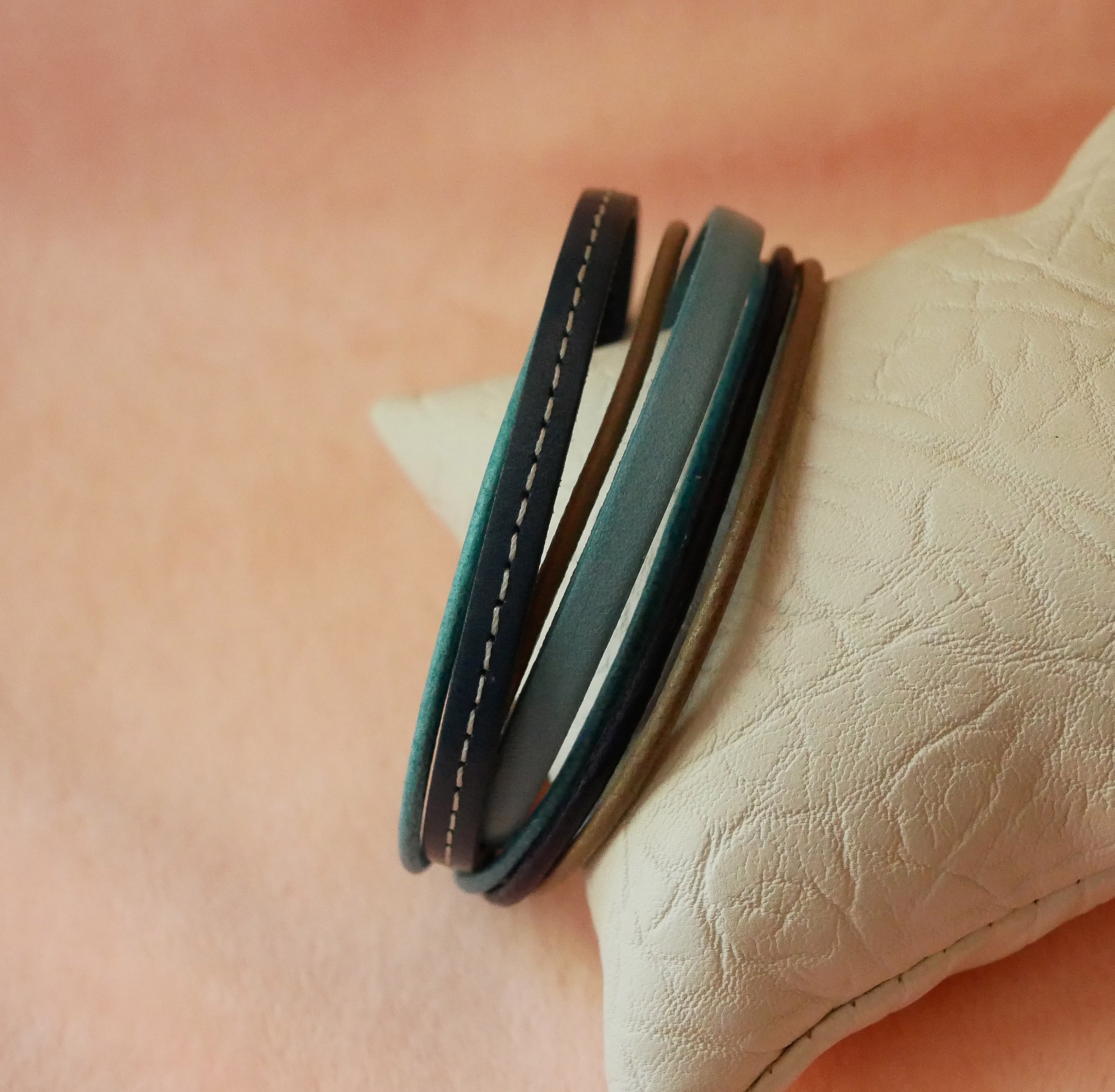 Bracciale multiplo da donna in pelle nei toni del blu