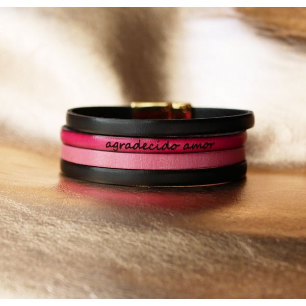 Bracelet manchette multi cuir personnalisable avec message grav&eacute;