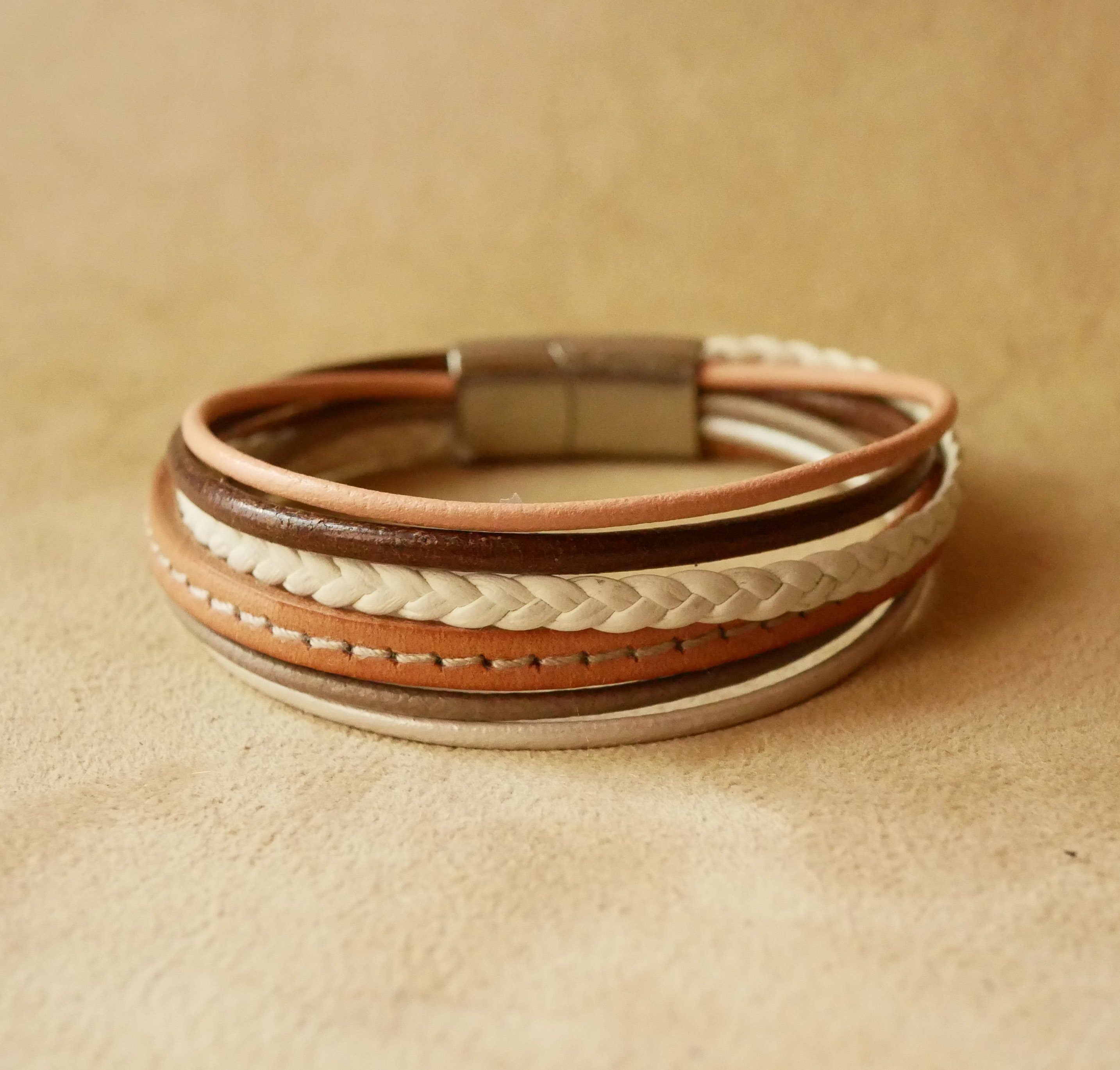 Bracciale multiplo da donna in pelle nei toni del beige