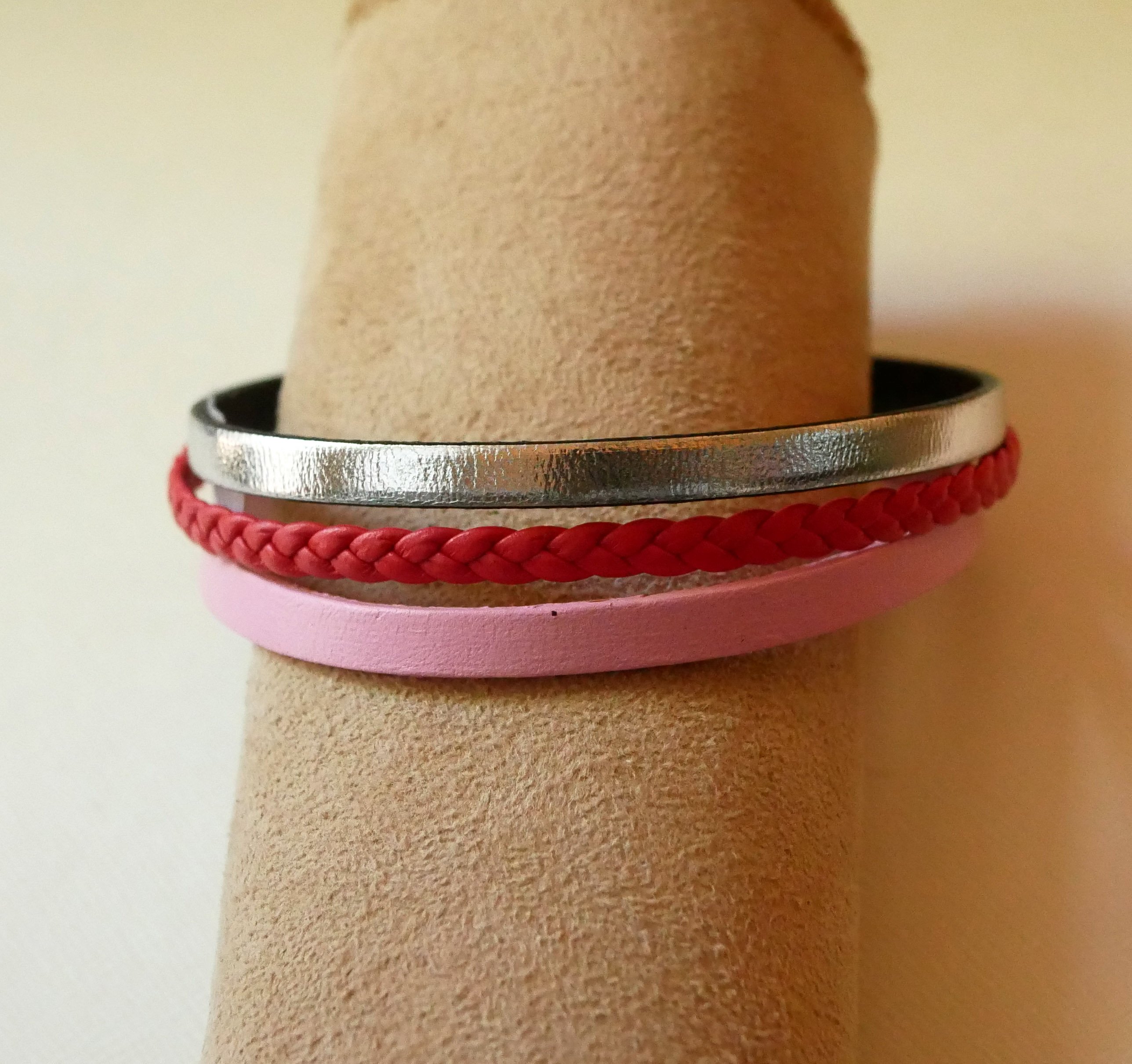 Bracciale in pelle rosso corallo e argento e bracciale in multi-pelle rosa