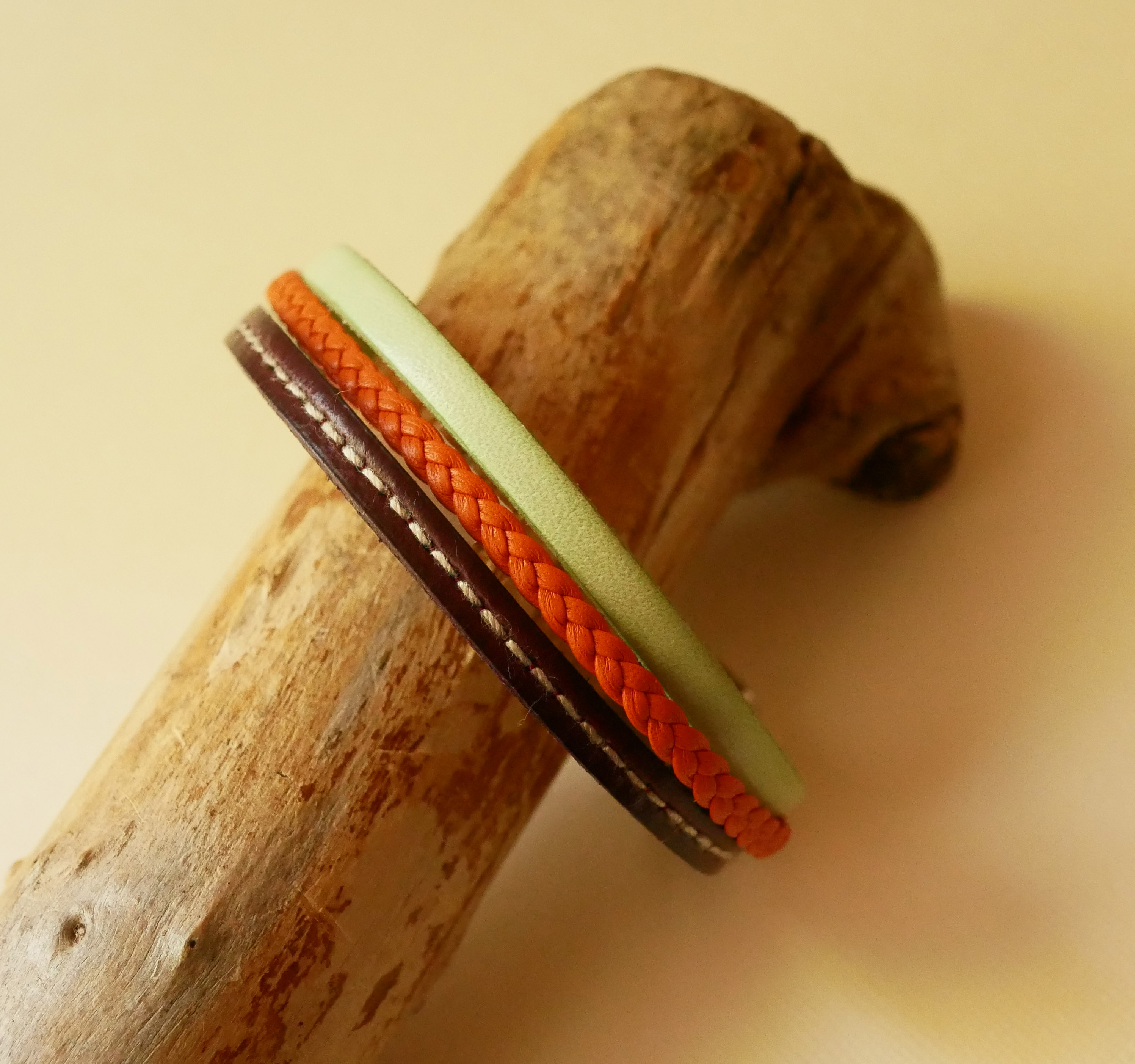 Bracciale in multi-pelle con mandorla, treccia arancione e impunture bordeaux
