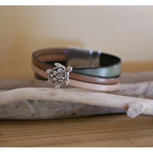Bracciale multiplo in pelle con design a tartaruga e grande chiusura magnetica