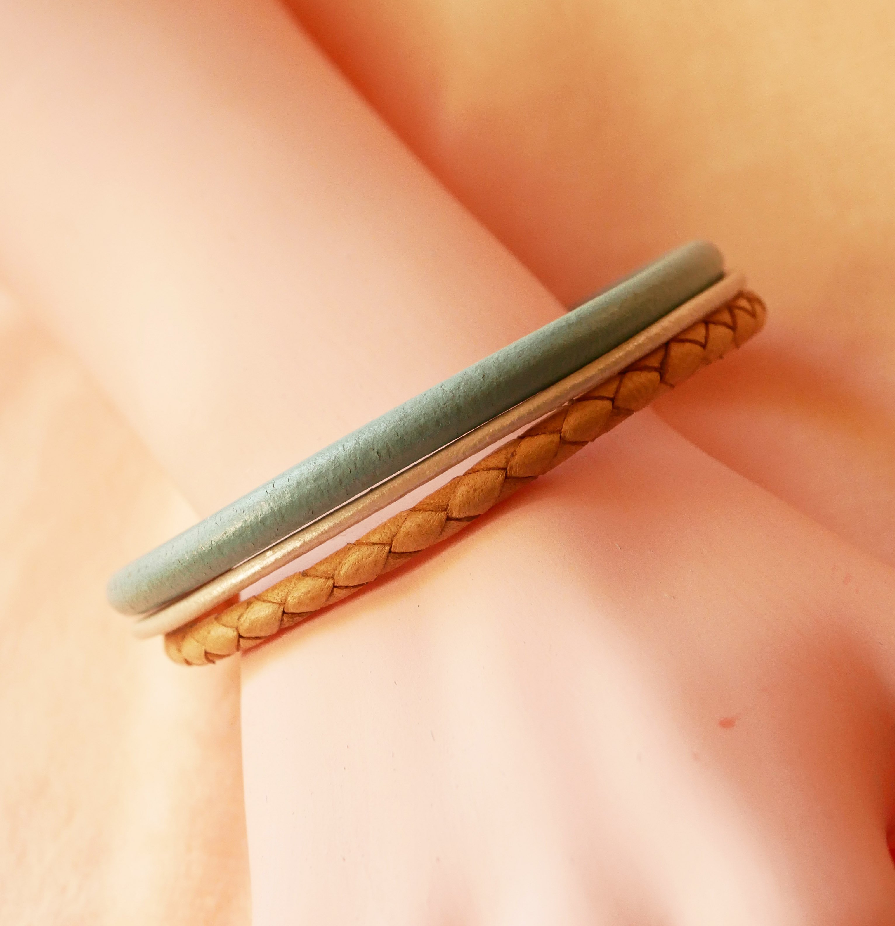 Bracciale in pelle beige e turchese