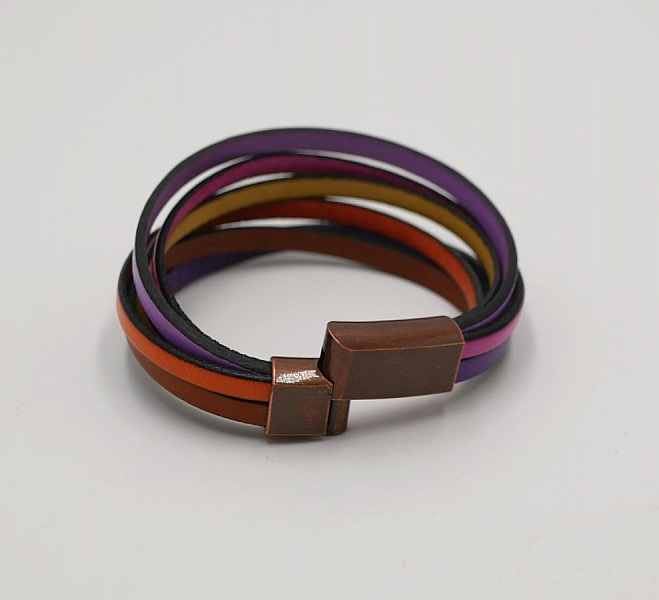 Bracelet manchette multi-cuirs coloris toniques avec fermoir magnétique.