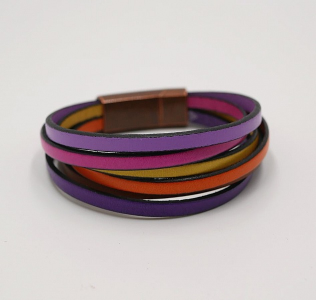 Bracelet manchette multi-cuirs aux couleurs vives avec fermoir magnétique.