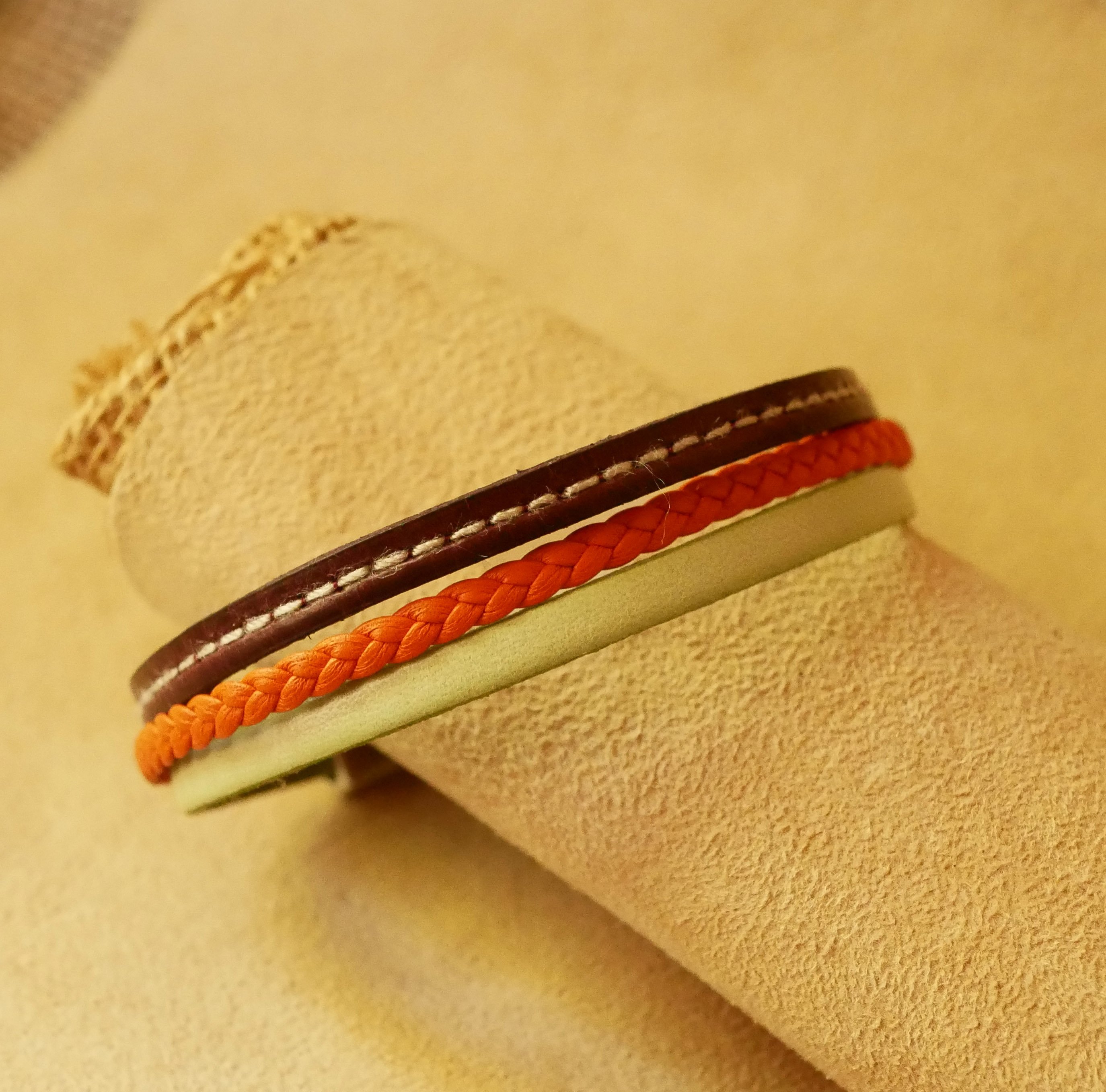 Bracciale in multi-pelle con mandorla, treccia arancione e impunture bordeaux