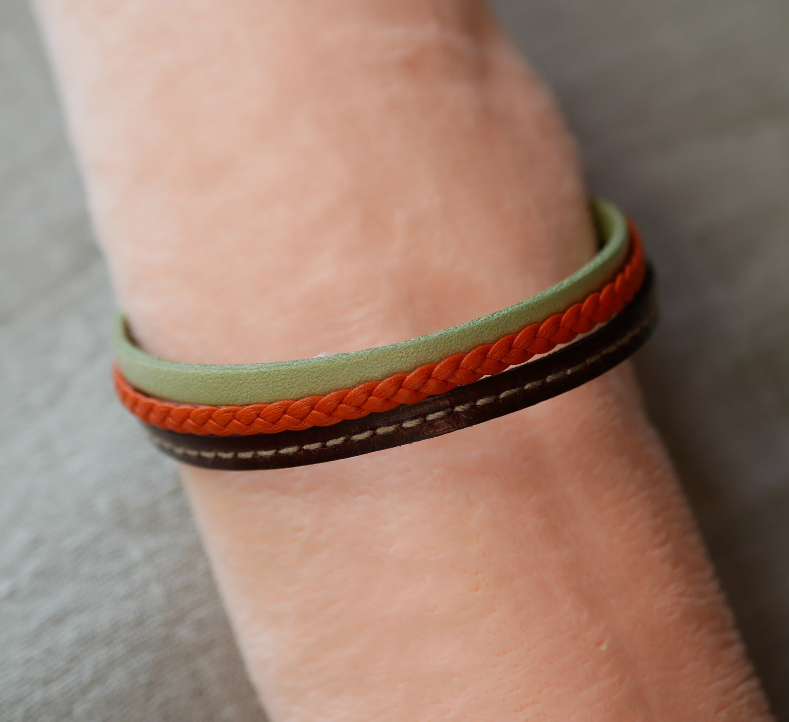 Bracciale in multi-pelle con mandorla, treccia arancione e impunture bordeaux