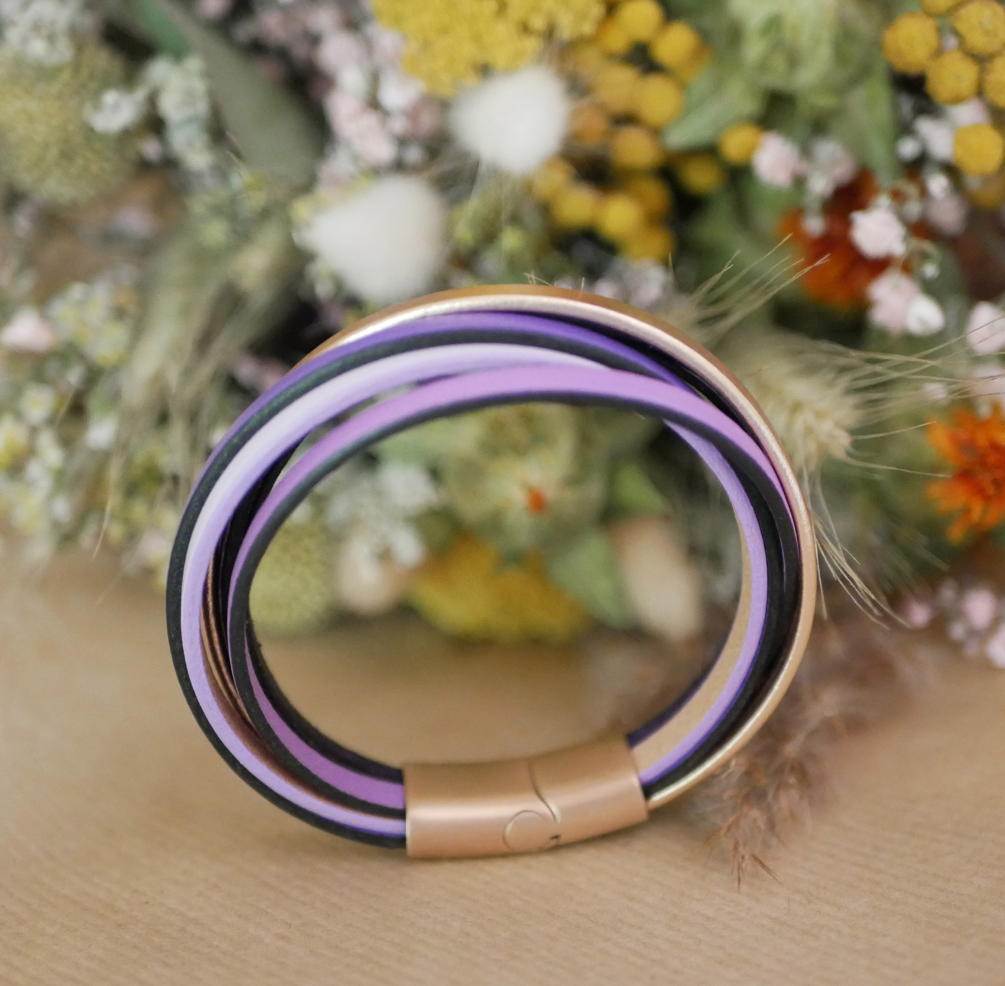 Bracciale multi-pelle nei toni del viola e dell'oro rosa