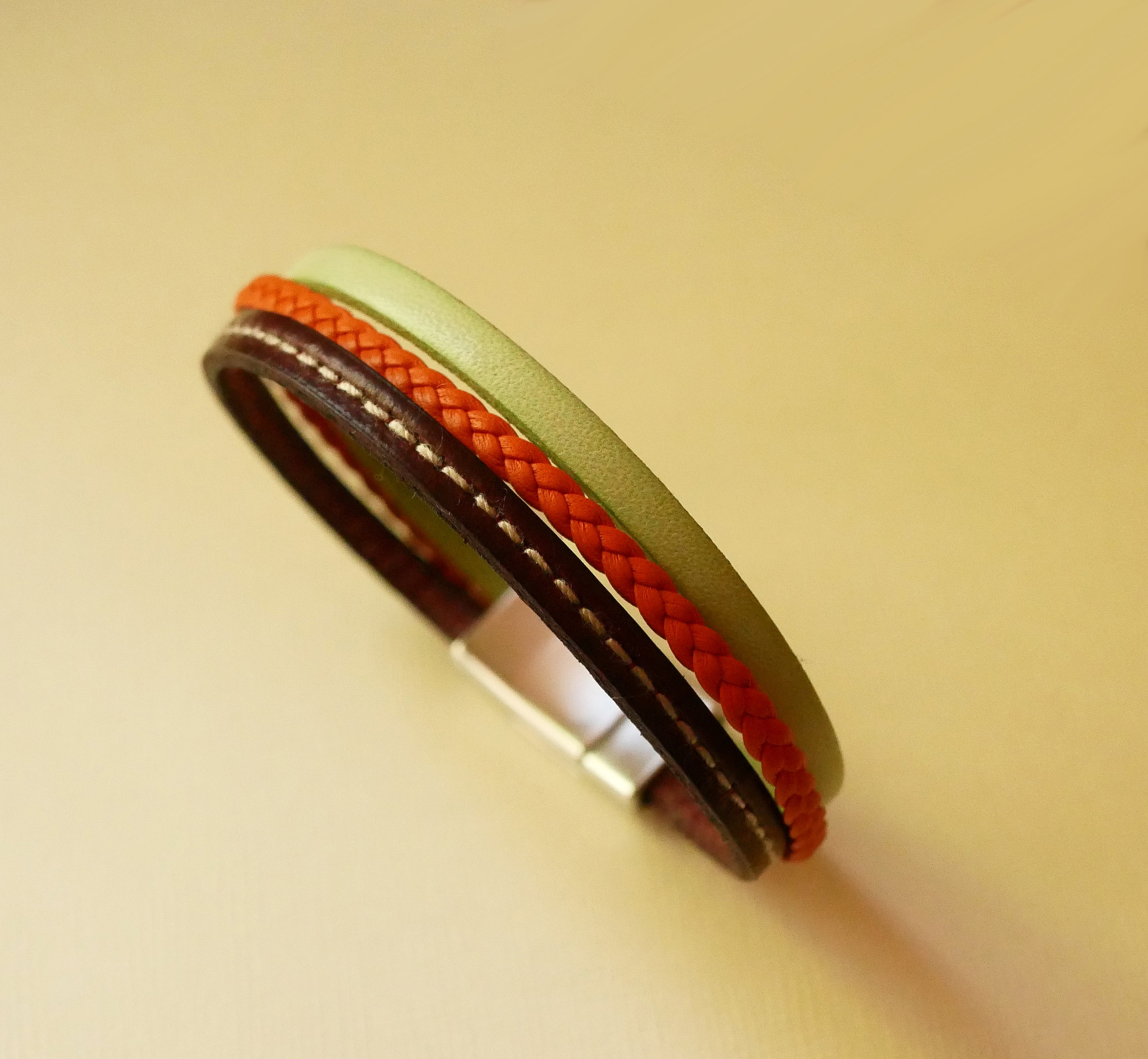 Bracciale in multi-pelle con mandorla, treccia arancione e impunture bordeaux