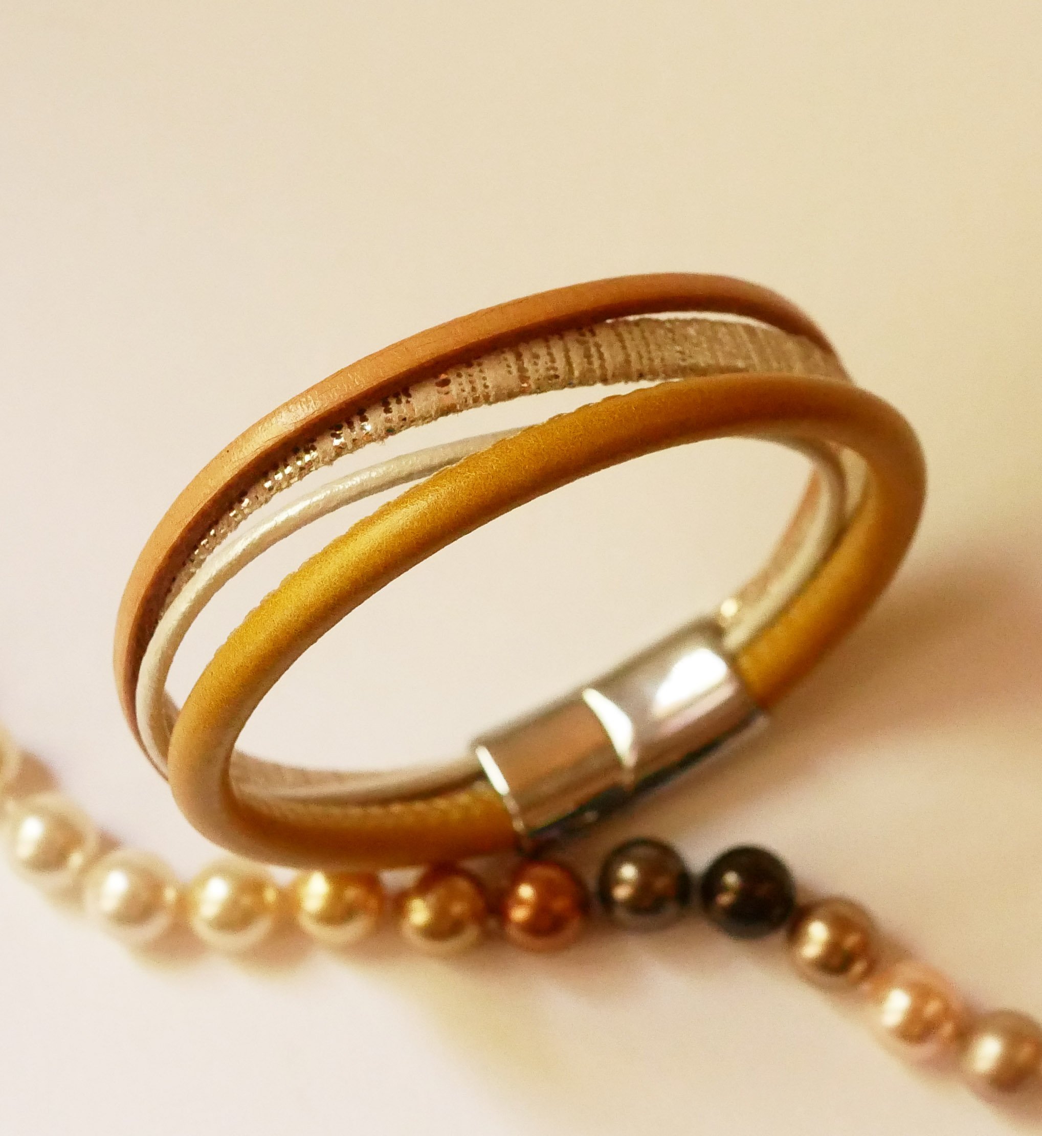 Bracciale multi-pelle beige e oro