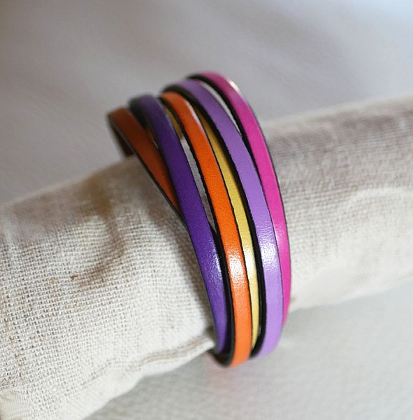 Bracelet manchette multi-cuirs aux couleurs vives et toniques.
