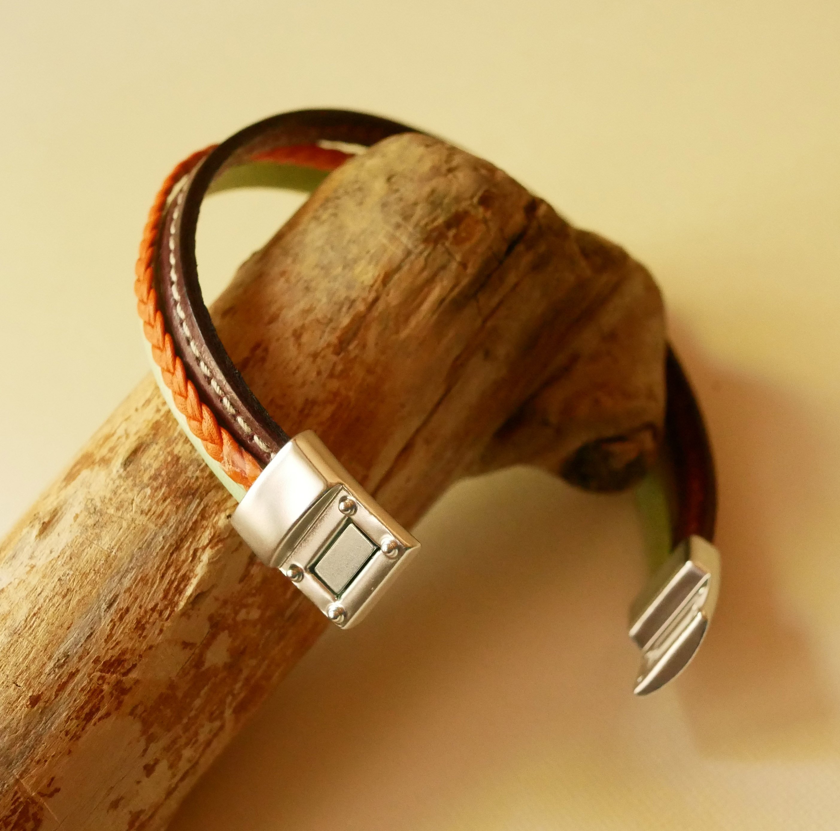 Bracciale in multi-pelle con mandorla, treccia arancione e impunture bordeaux